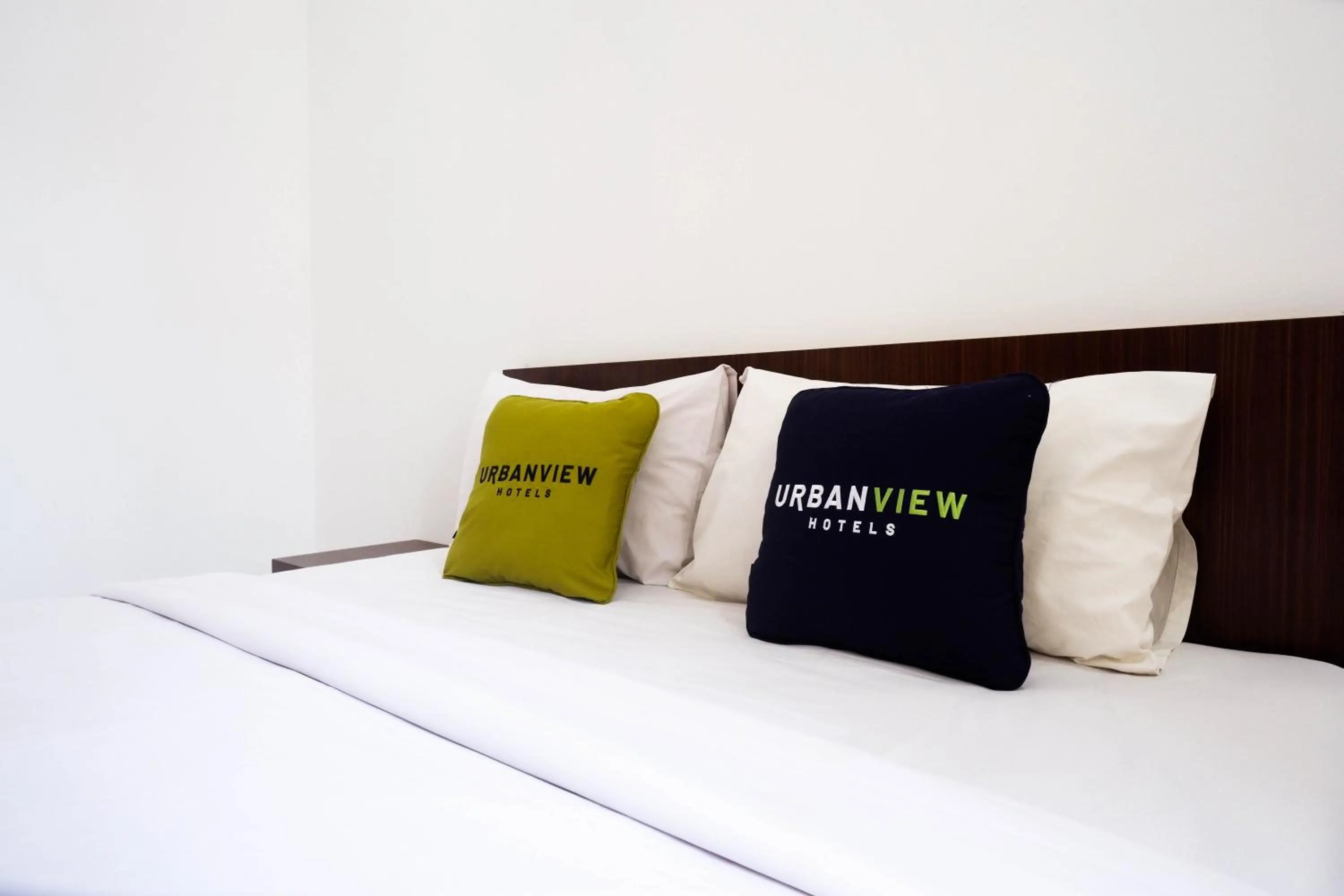 Bedroom, Bed in RedDoorz at Hotel Artama Pandanaran Semarang