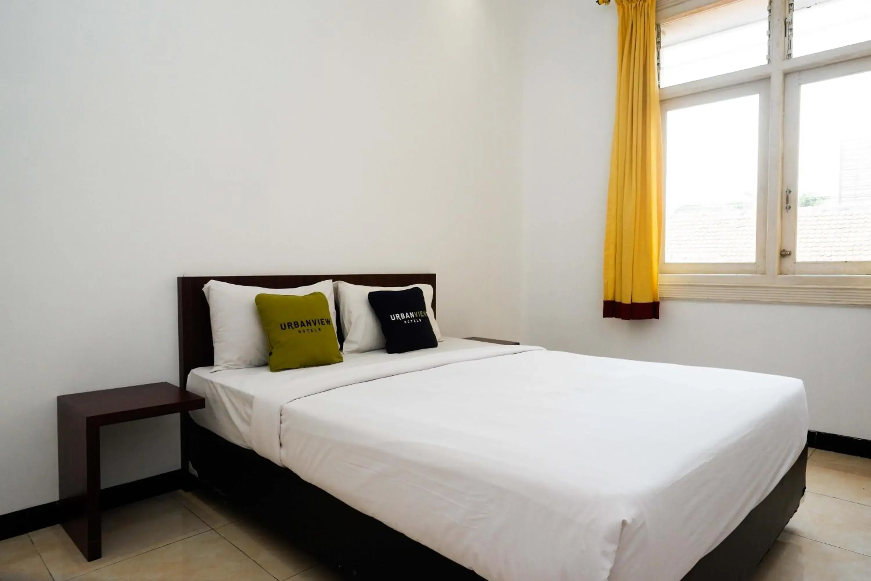 Standard Double Room in RedDoorz at Hotel Artama Pandanaran Semarang Standard Double Room in RedDoorz at Hotel Artama Pandanaran Semarang