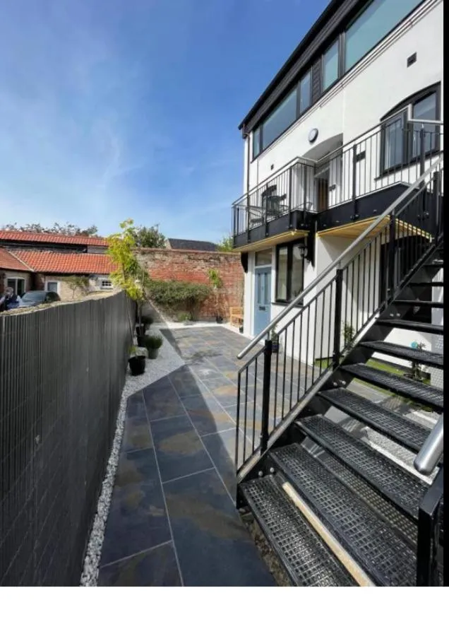 Lees Lookout Holt ,2 bedroom luxury apartment with private parking