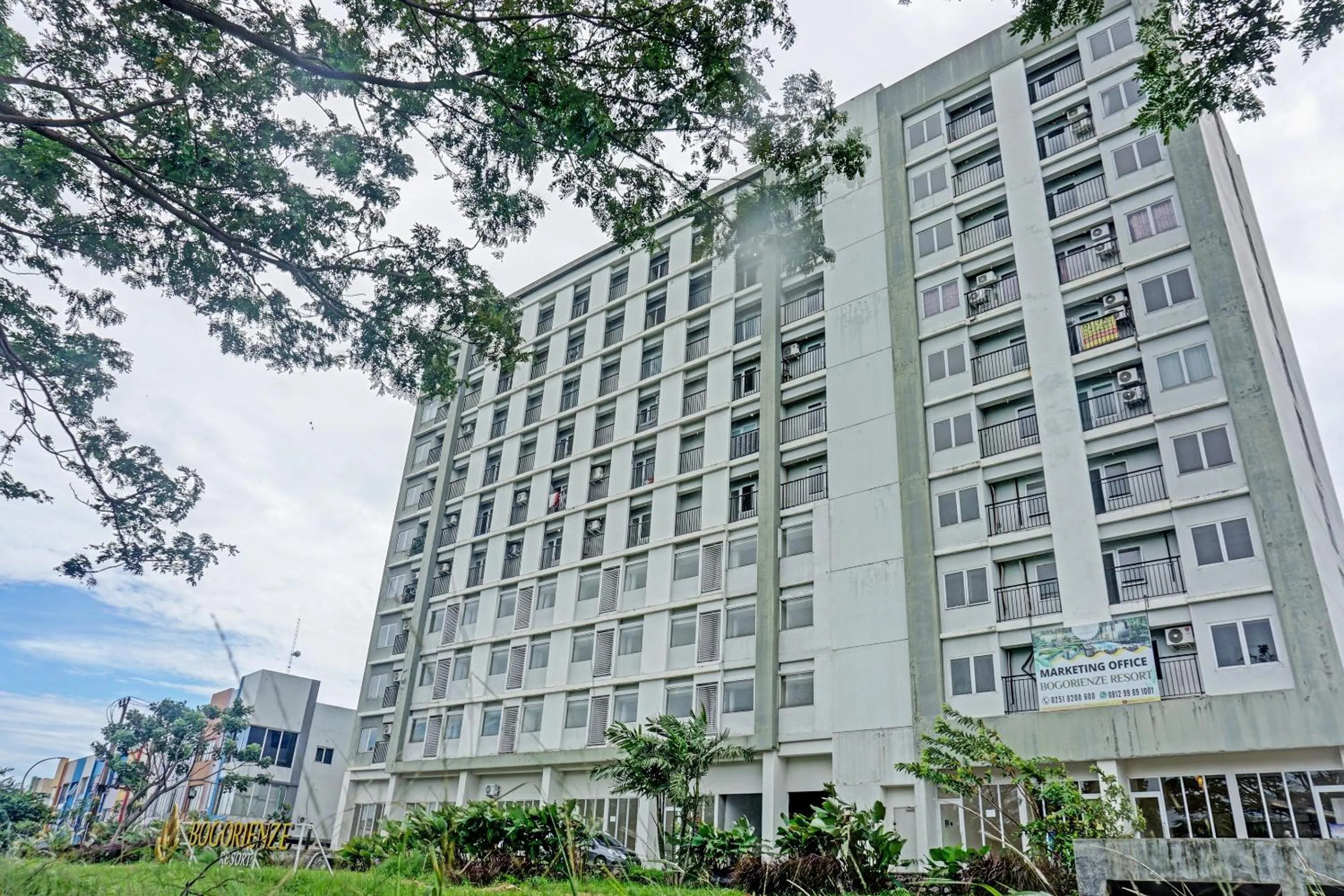 Facade/entrance in Hotel O Skyland Bogorienze Apartment