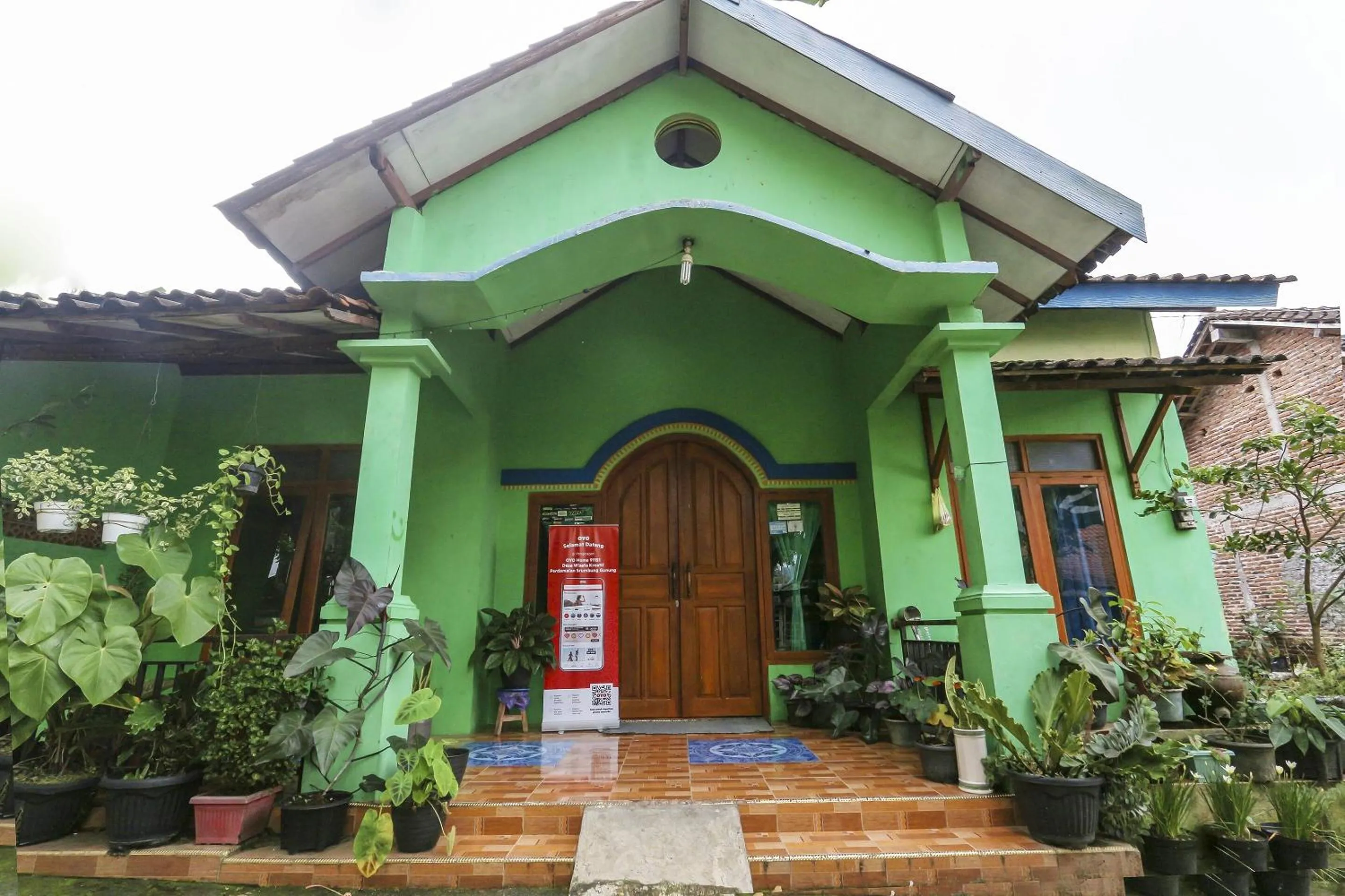 Facade/entrance in OYO Homes 91151 Desa Wisata Kreatif Perdamaian Srumbung Gunung
