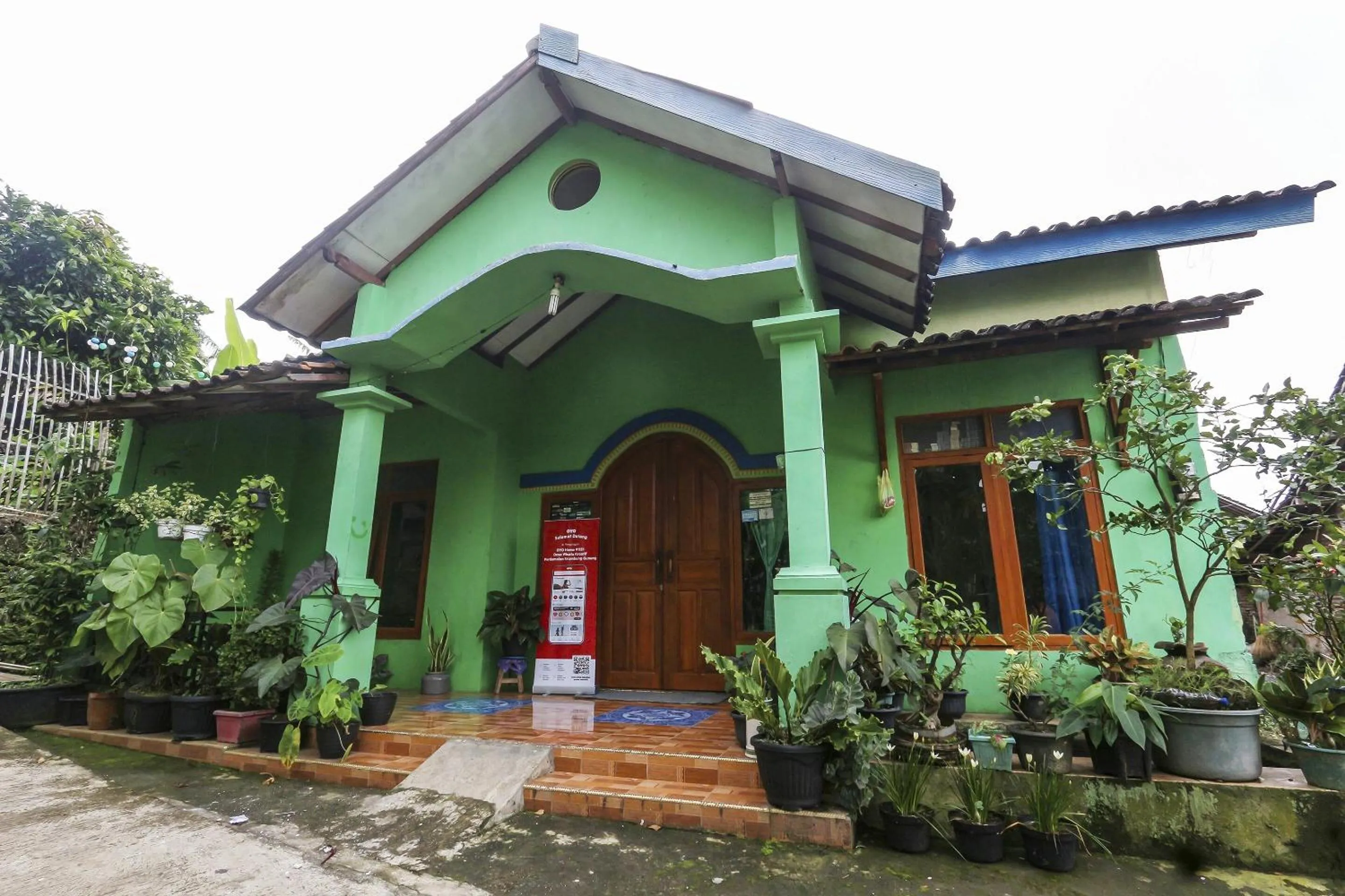 Facade/entrance in OYO Homes 91151 Desa Wisata Kreatif Perdamaian Srumbung Gunung
