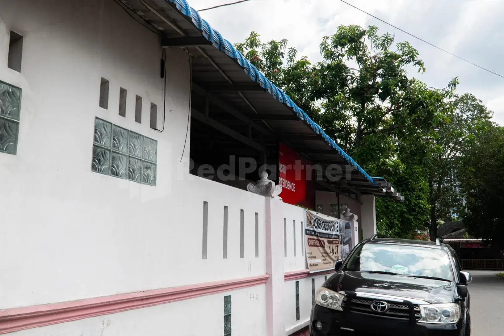 Facade/entrance in Asri Residence near Jalan Iskandar Muda Medan Mitra RedDoorz Facade/entrance in Asri Residence near Jalan Iskandar Muda Medan Mitra RedDoorz