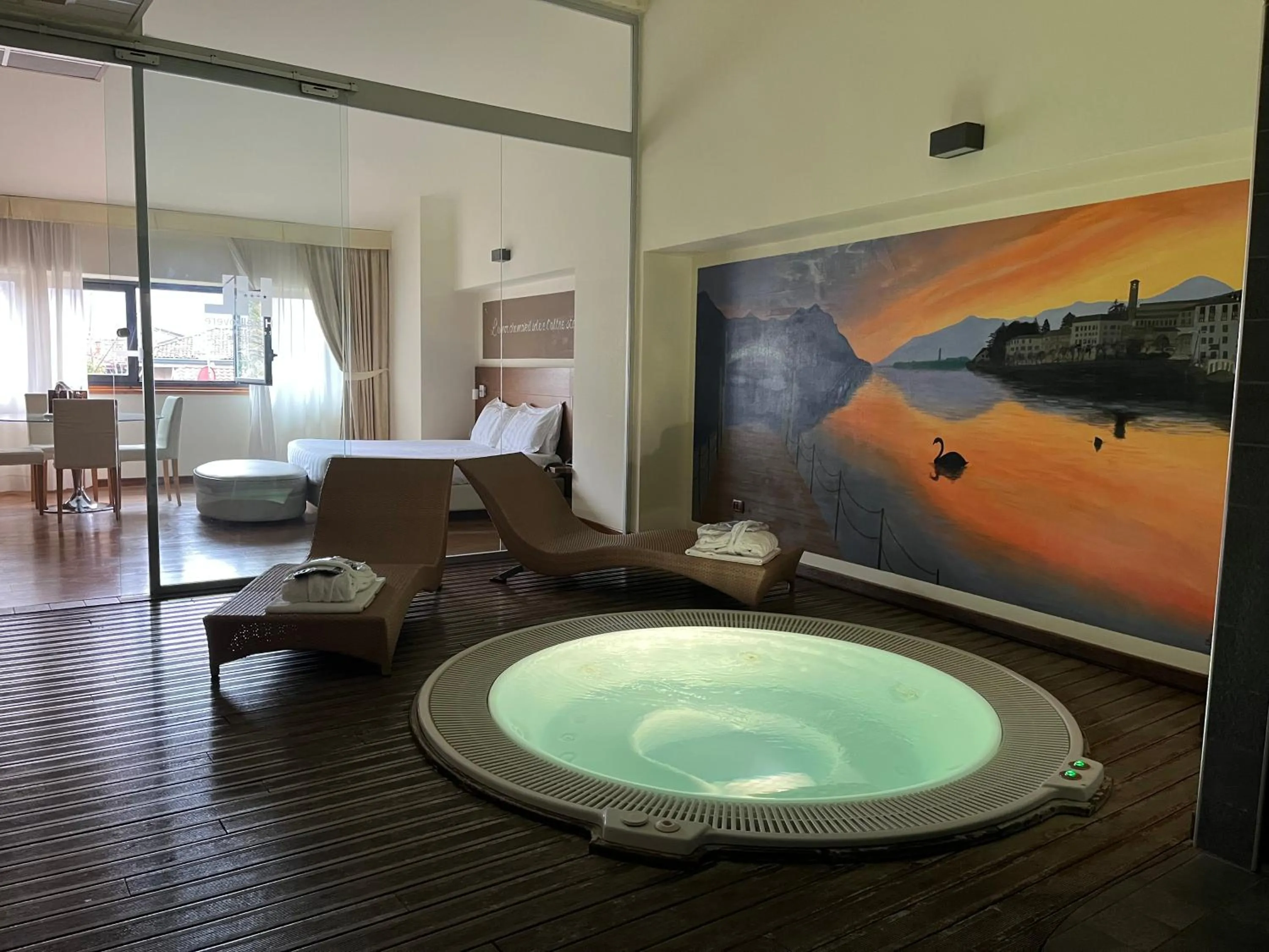 Hot Tub in Hotel Lovere Resort & Spa