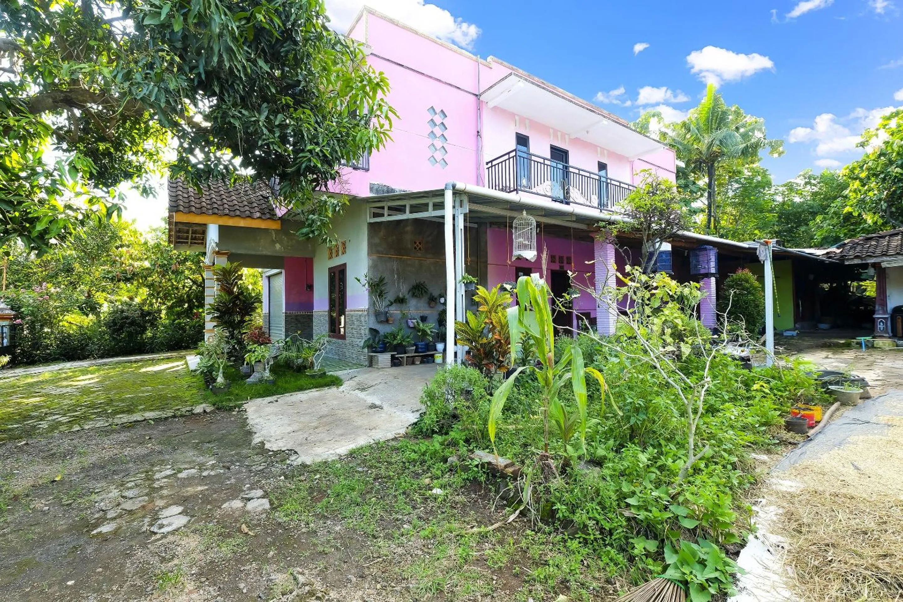 Facade/entrance in OYO Homes 91154 Desa Wisata Wayang Manyaran Wonogiri