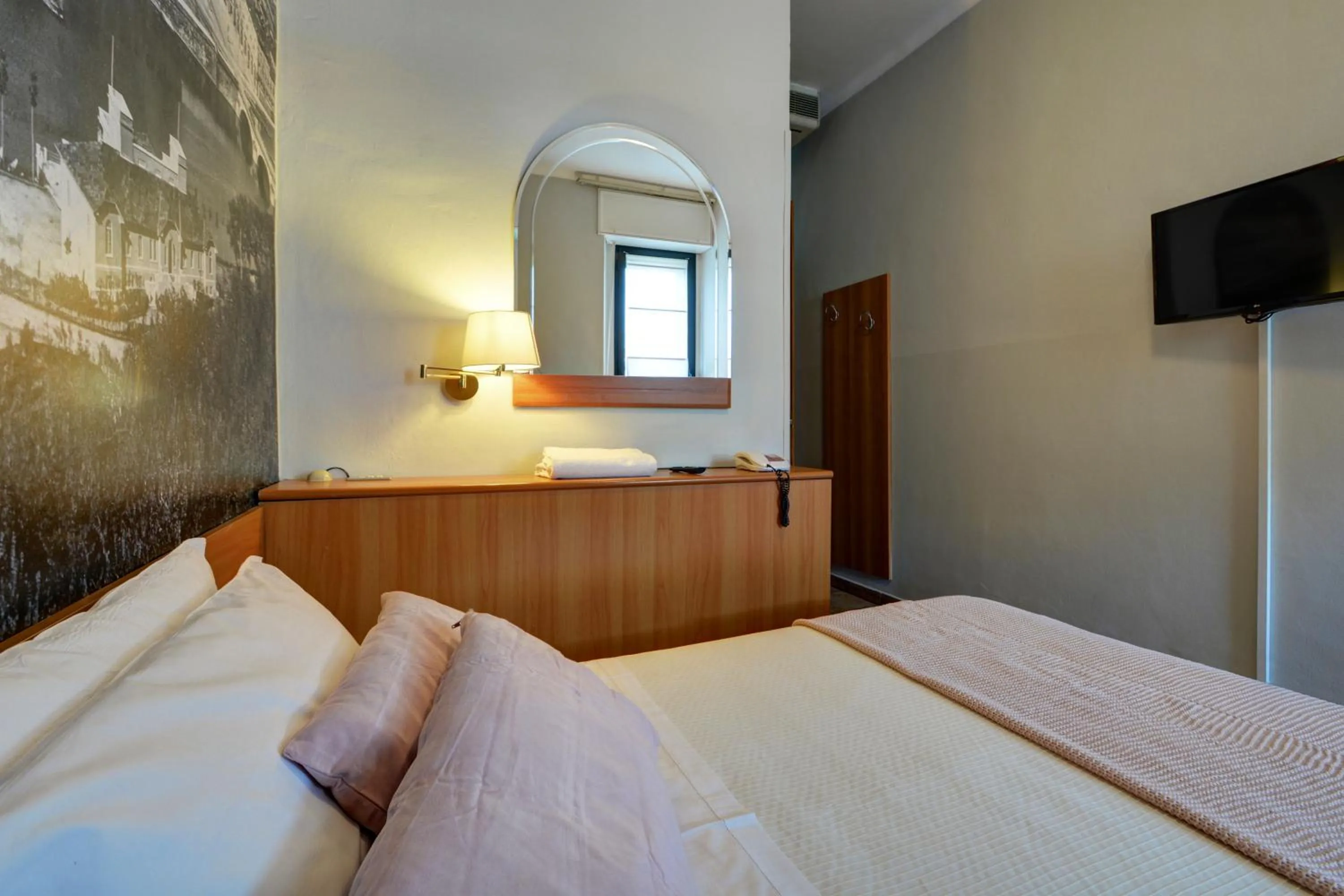 Bedroom, Bed in Astor Hotel