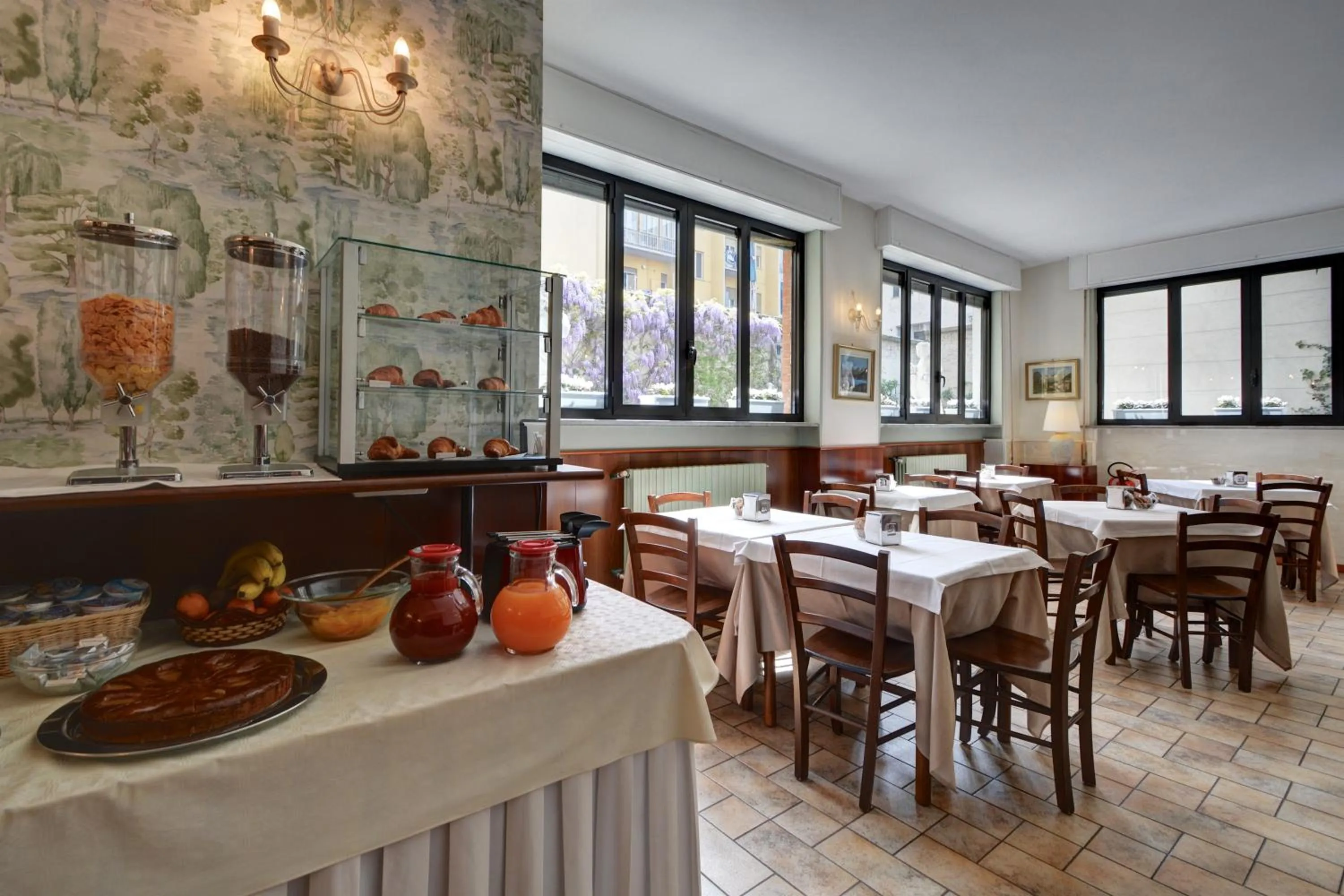 Restaurant/places to eat in Astor Hotel