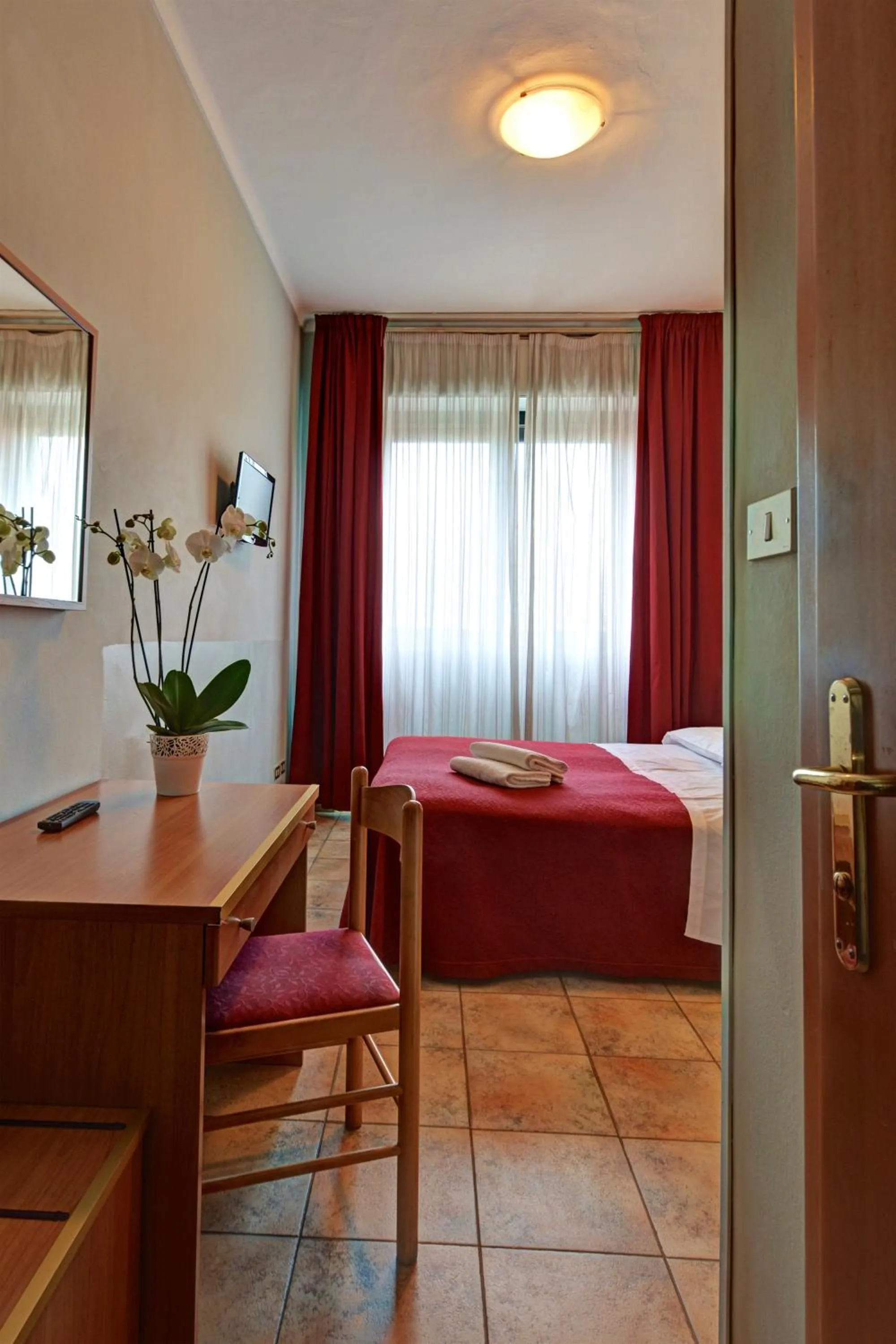 Bedroom, Bed in Astor Hotel