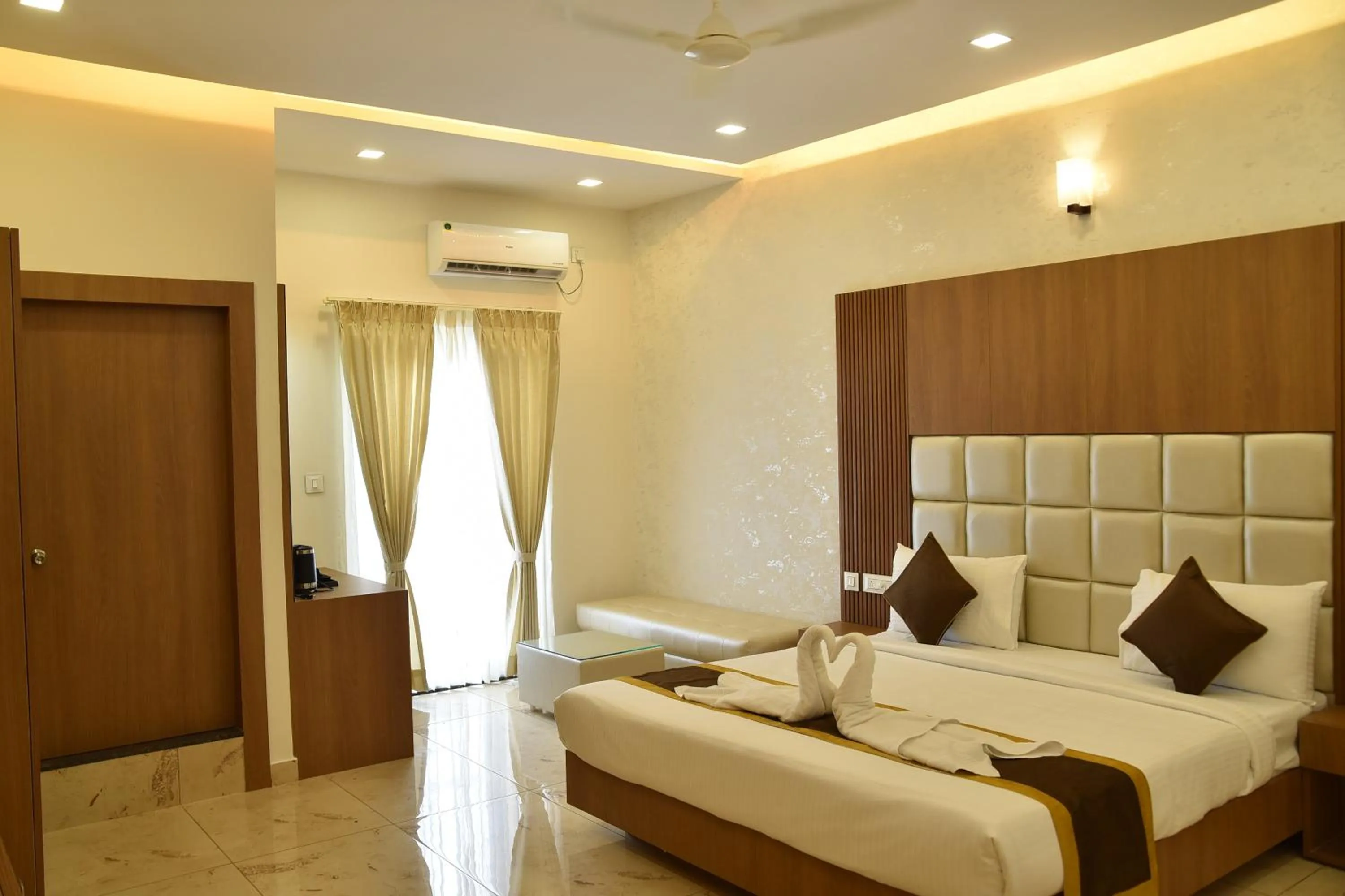Bed in Sukhi A Luxury Stay Inn