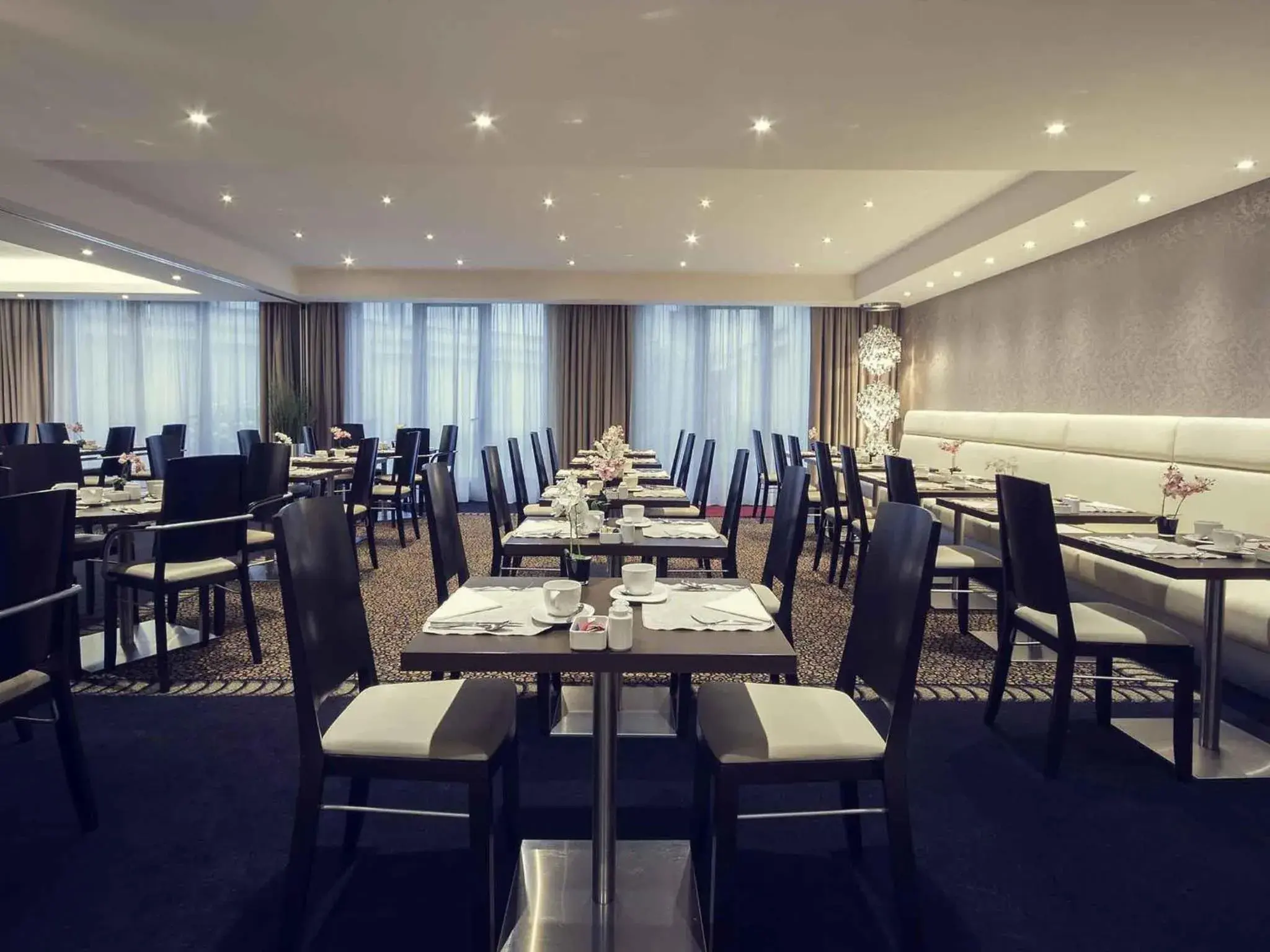 Lounge or bar in Mercure Hotel Brussels Centre Midi Lounge or bar in Mercure Hotel Brussels Centre Midi