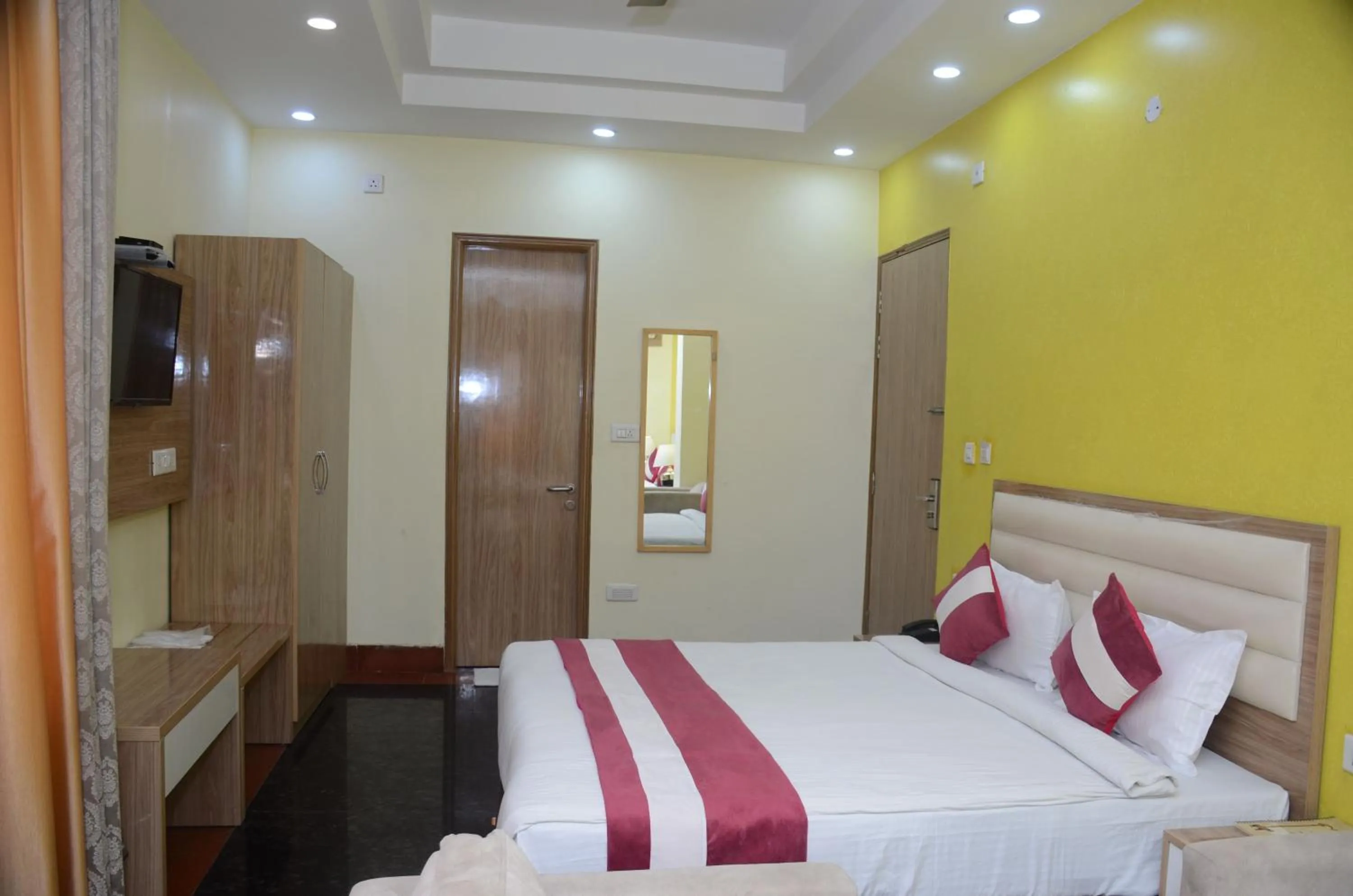 Bedroom, Bed in Hotel SKS Grand Palace-Vrindāvan