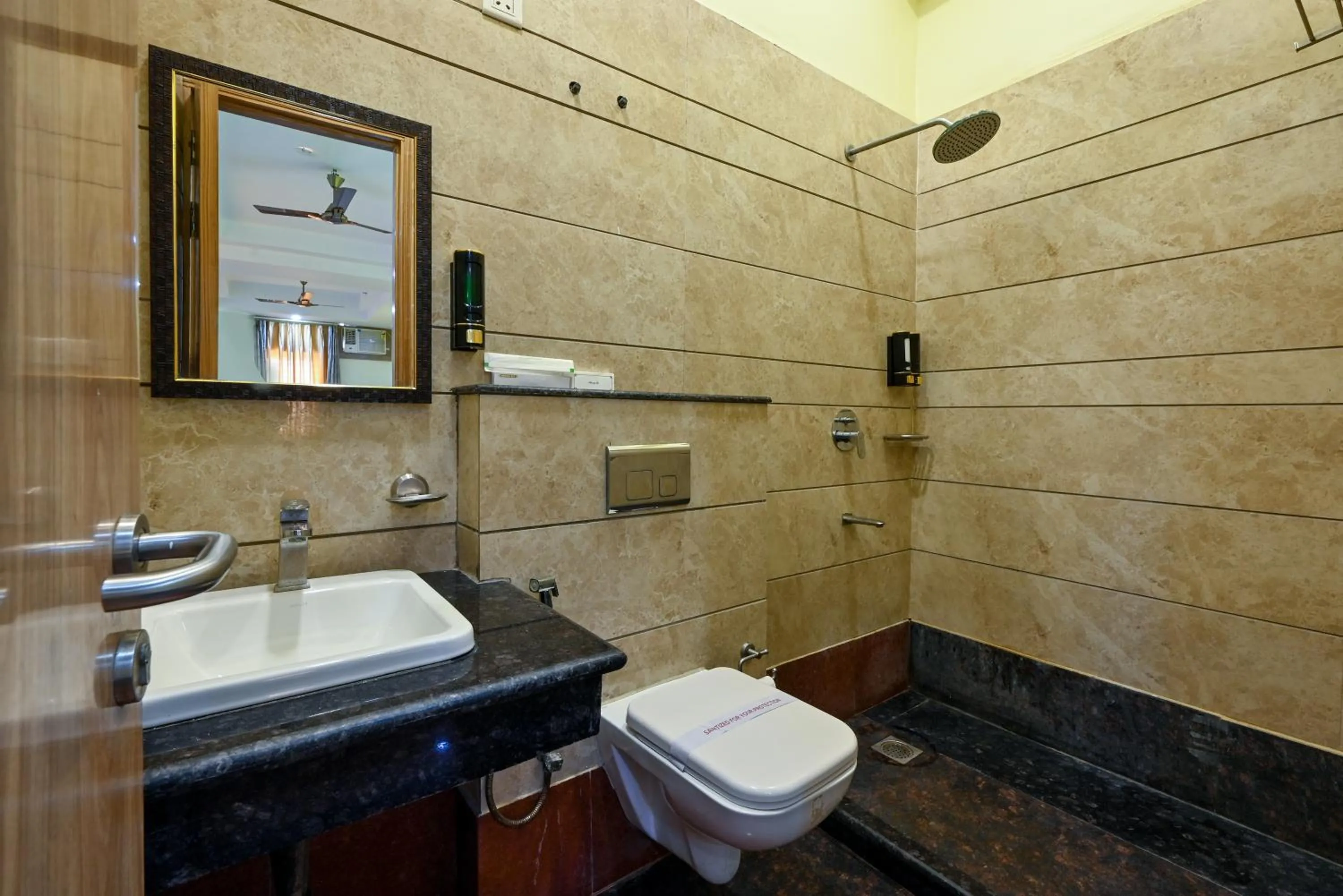Bathroom in Hotel SKS Grand Palace-Vrindāvan