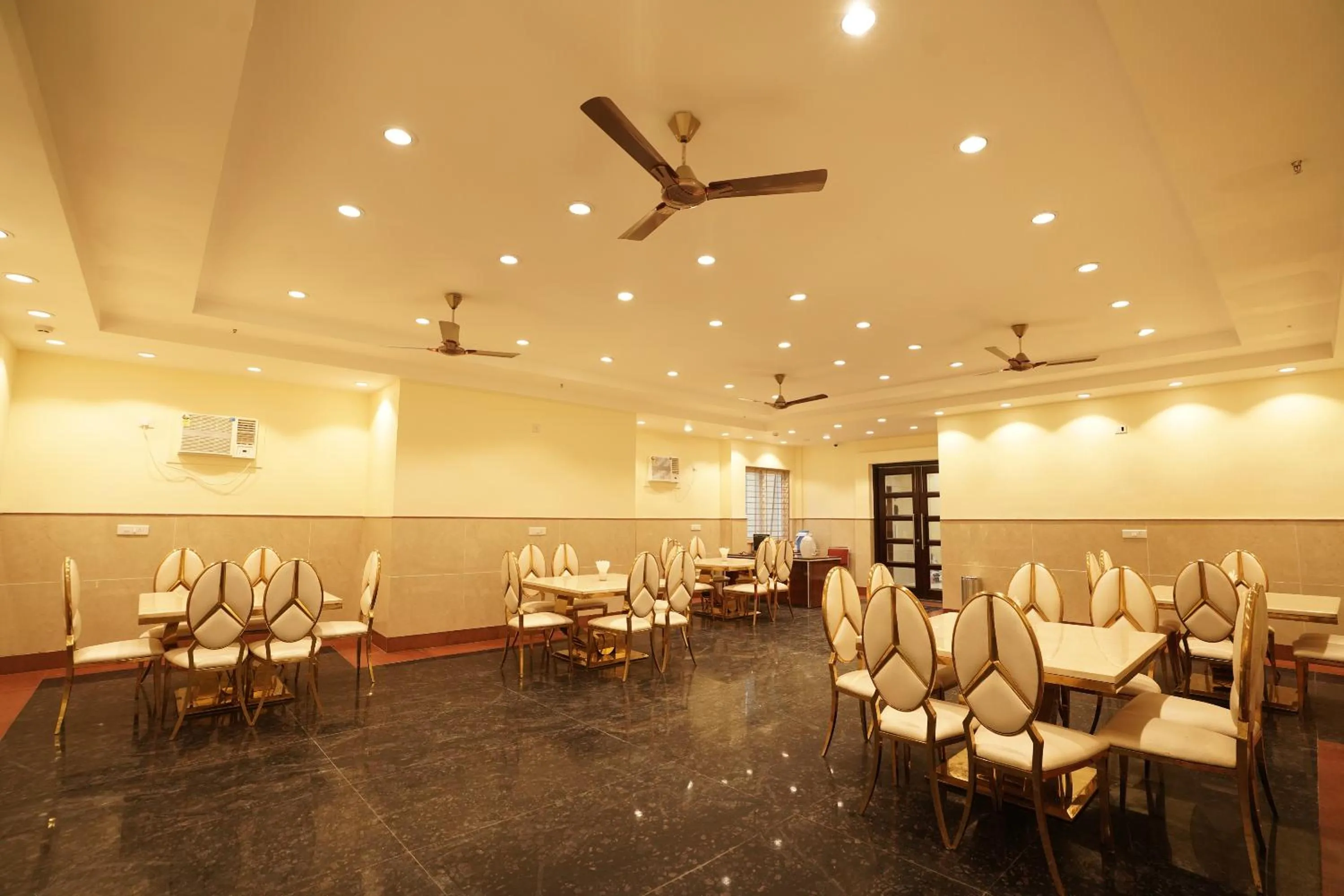 Restaurant/places to eat in Hotel SKS Grand Palace-Vrindāvan
