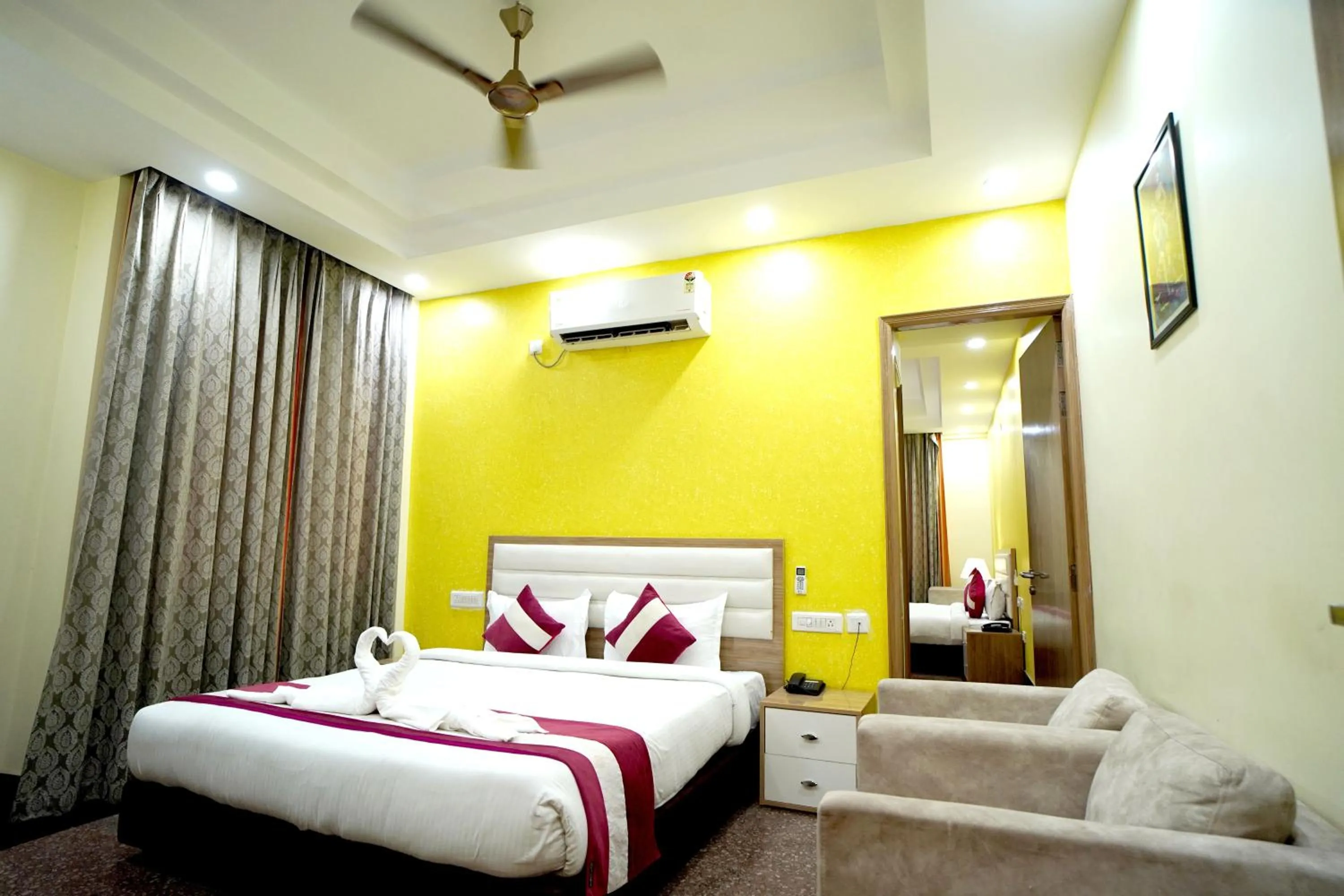 Bedroom, Bed in Hotel SKS Grand Palace-Vrindāvan