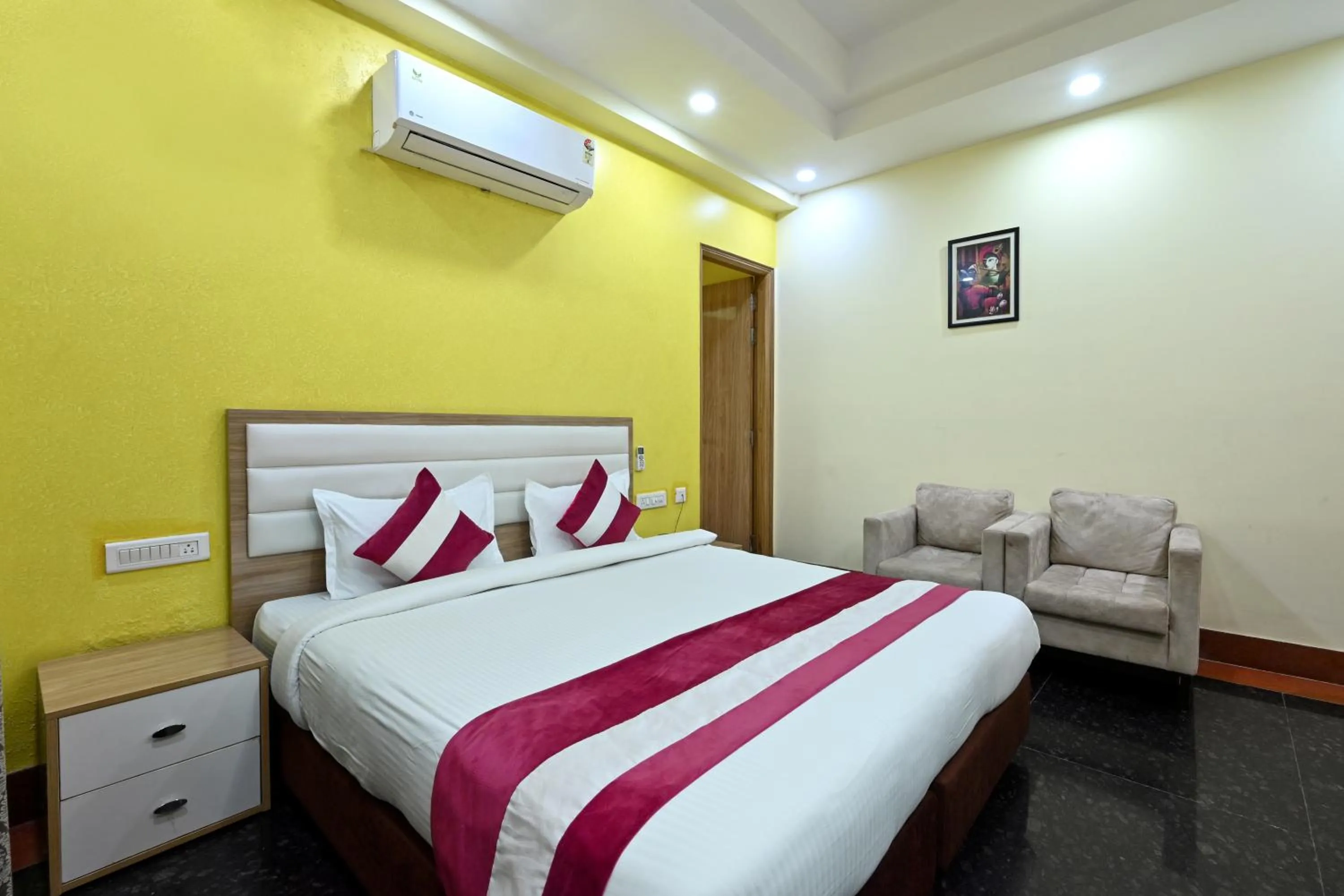 Bedroom, Bed in Hotel SKS Grand Palace-Vrindāvan