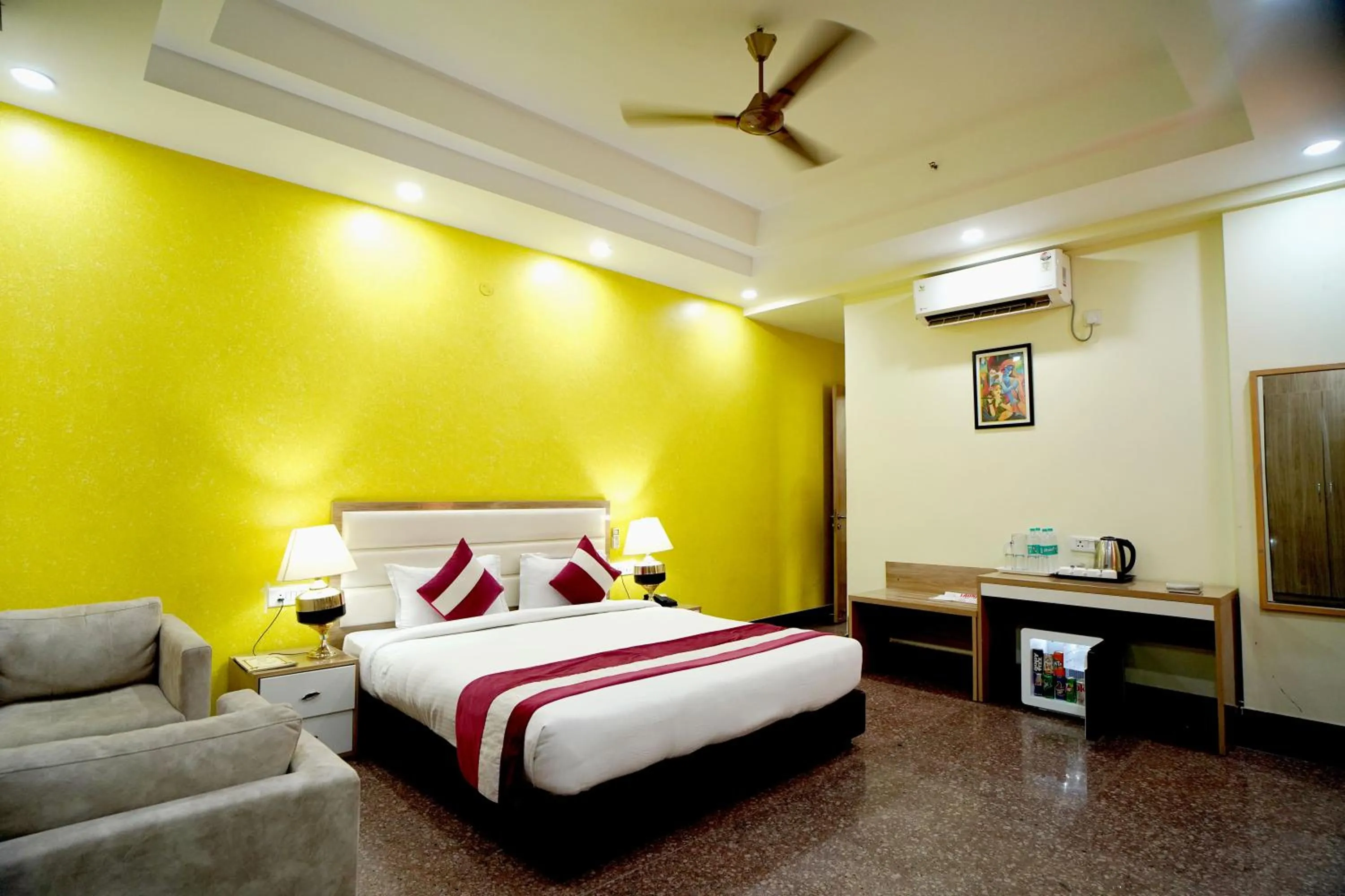 TV and multimedia, Bed in Hotel SKS Grand Palace-Vrindāvan