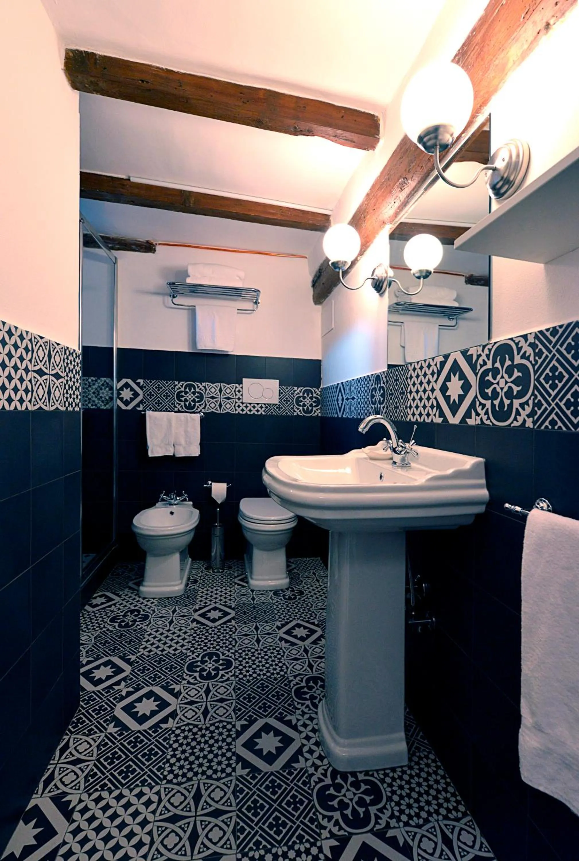 Shower in Phi Hotel Bologna Apartments