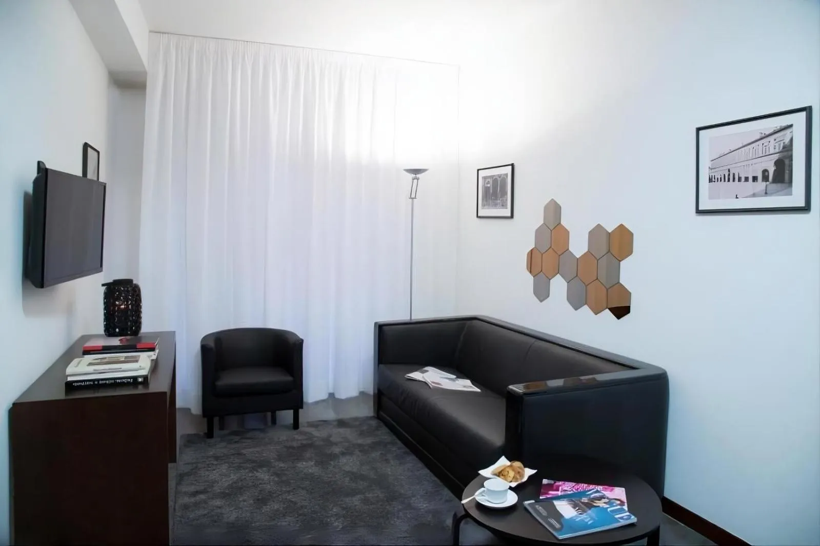 TV and multimedia in Phi Hotel Bologna Apartments