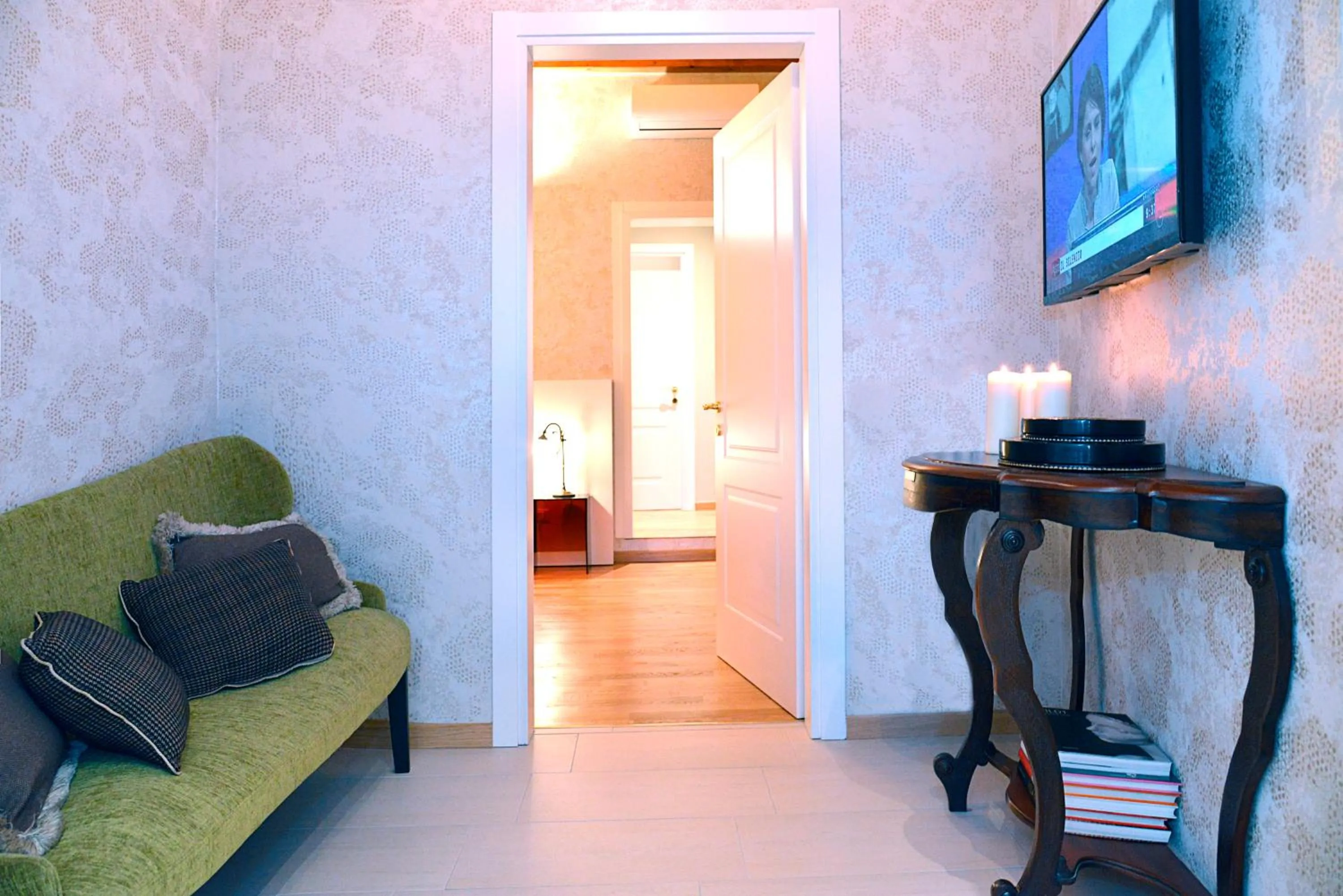 Communal lounge/ TV room in Phi Hotel Bologna Apartments