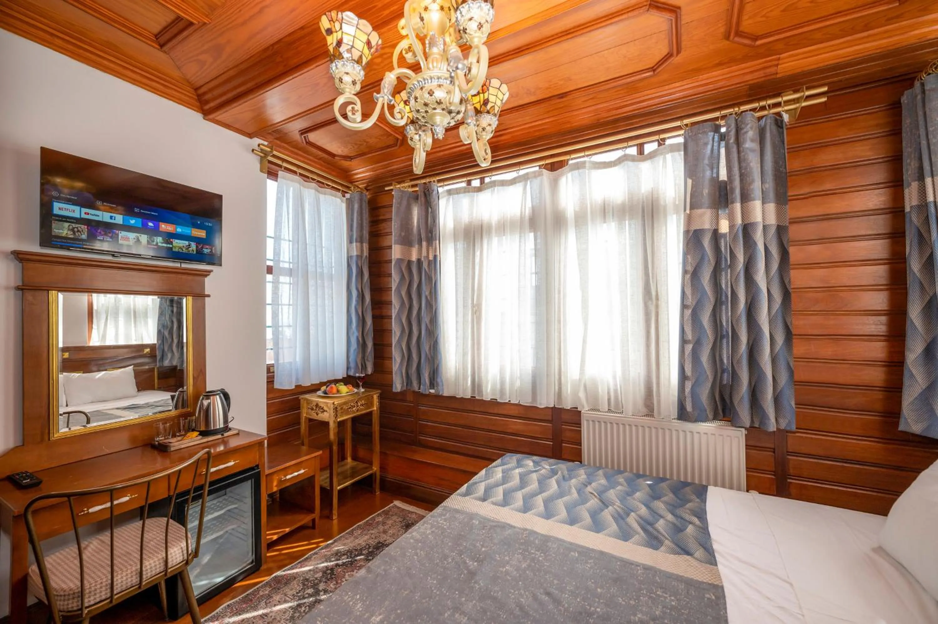 Bed in Valeria Antique 1892