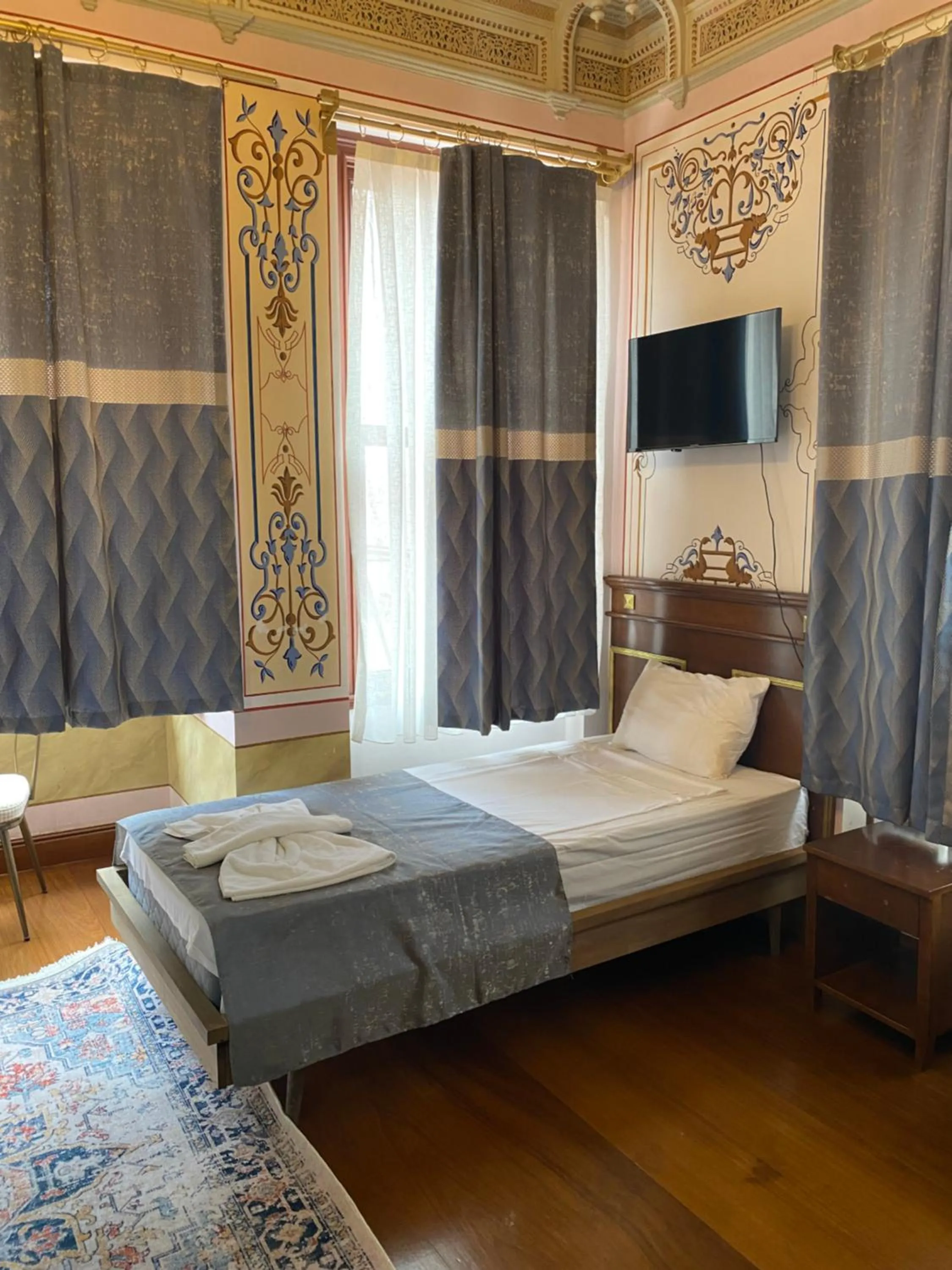 Bed in Valeria Antique 1892