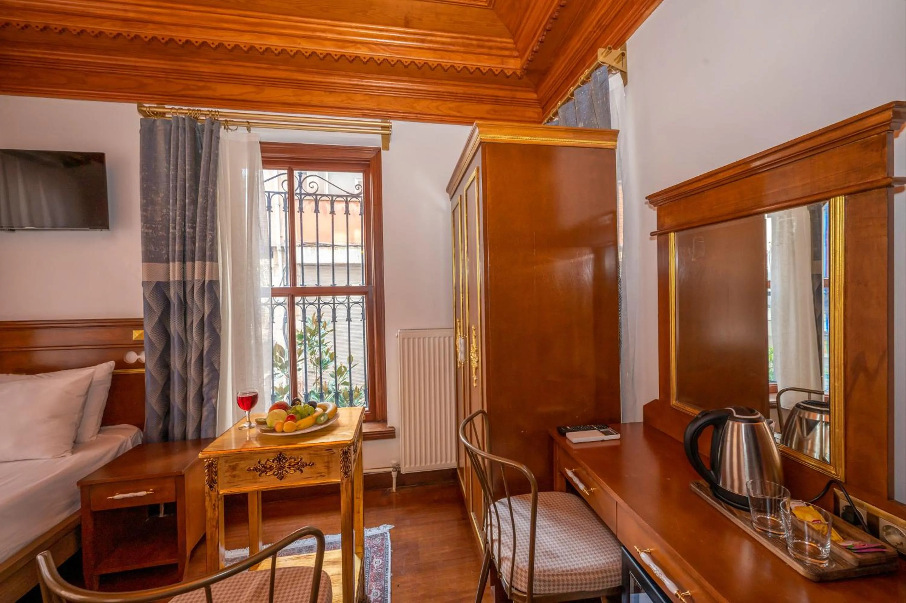 Valeria Antique 1892