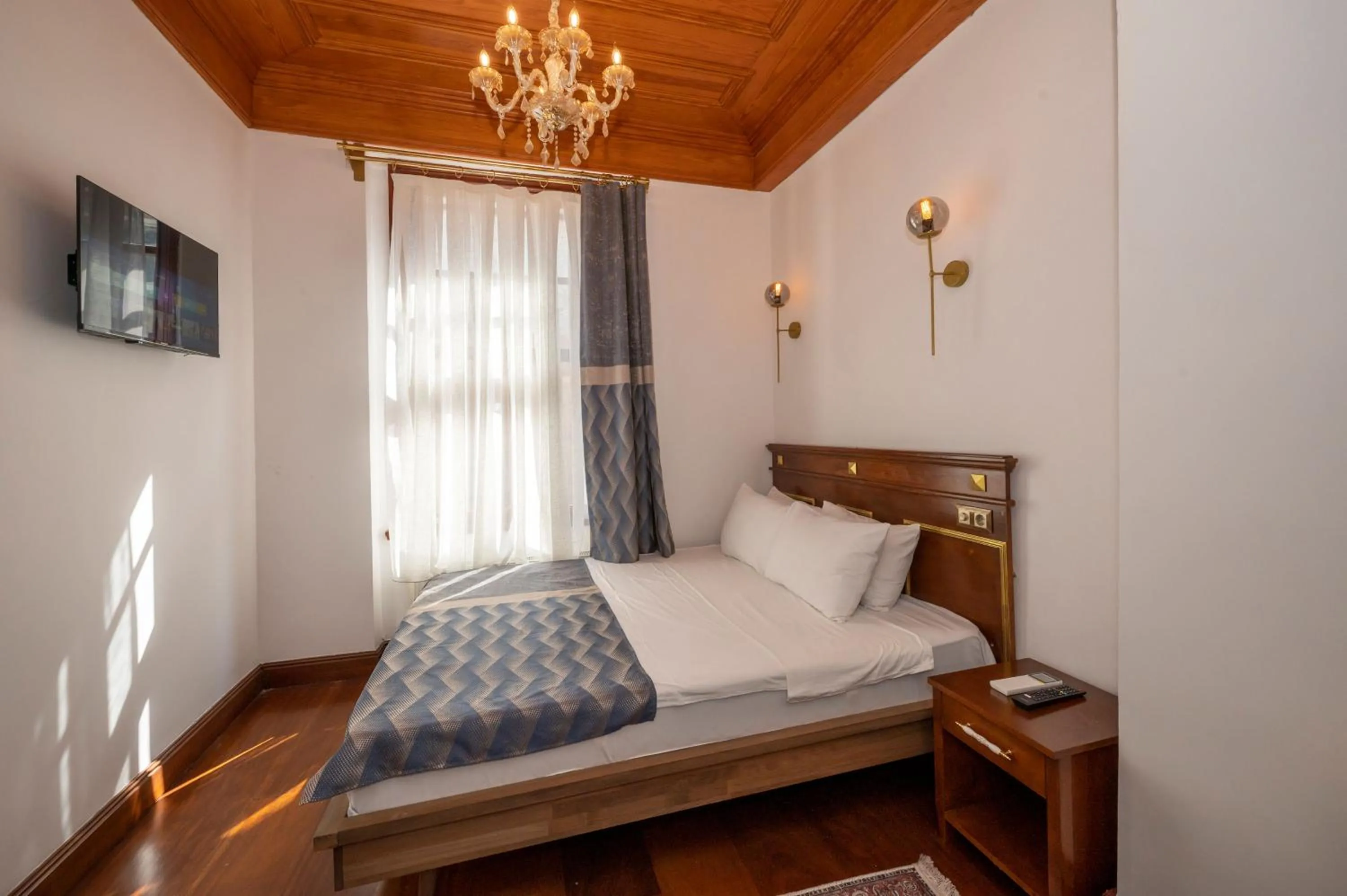 Bed in Valeria Antique 1892