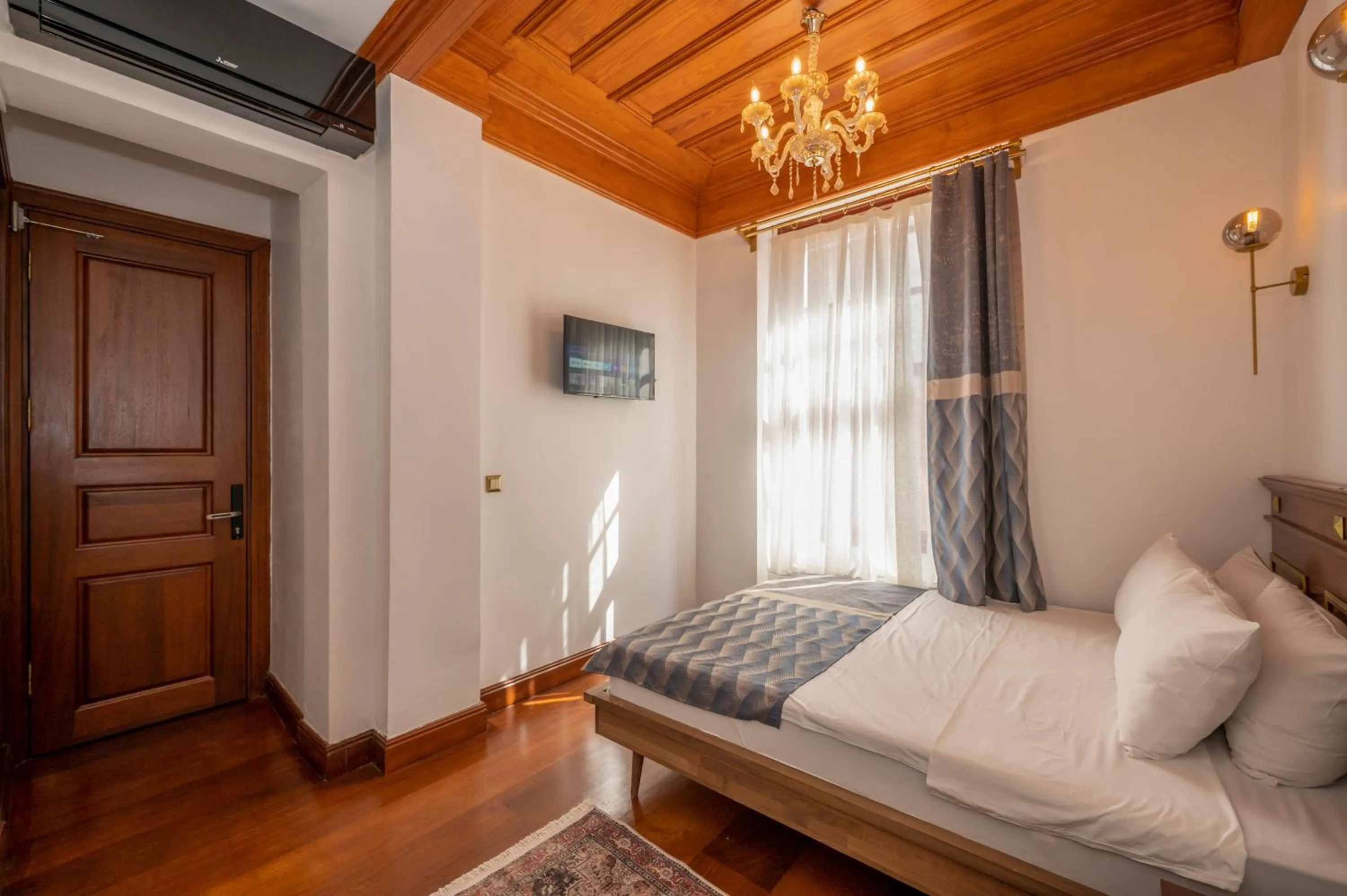 Bed in Valeria Antique 1892