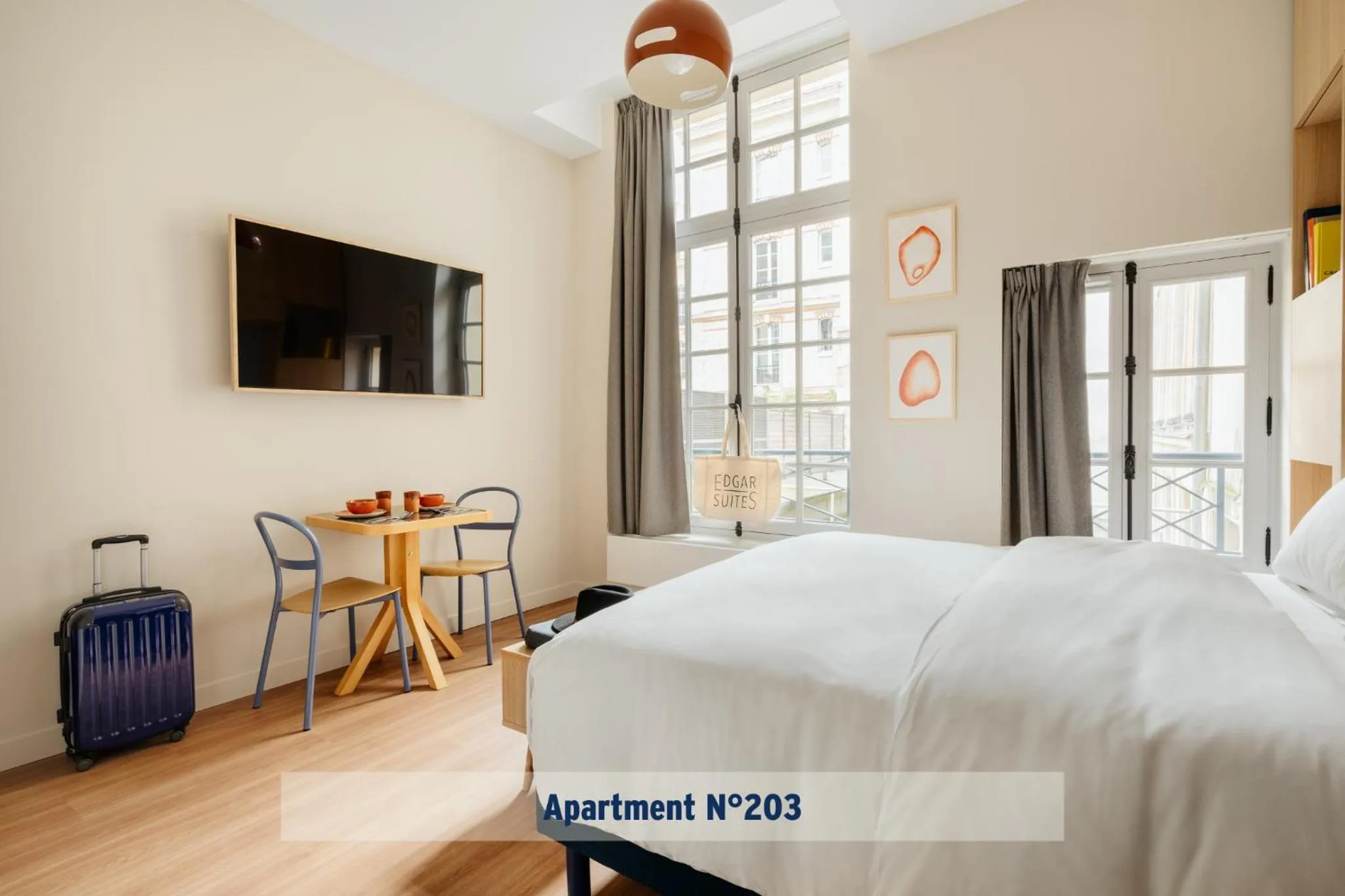 Bed in Edgar Suites Louvre - Jour