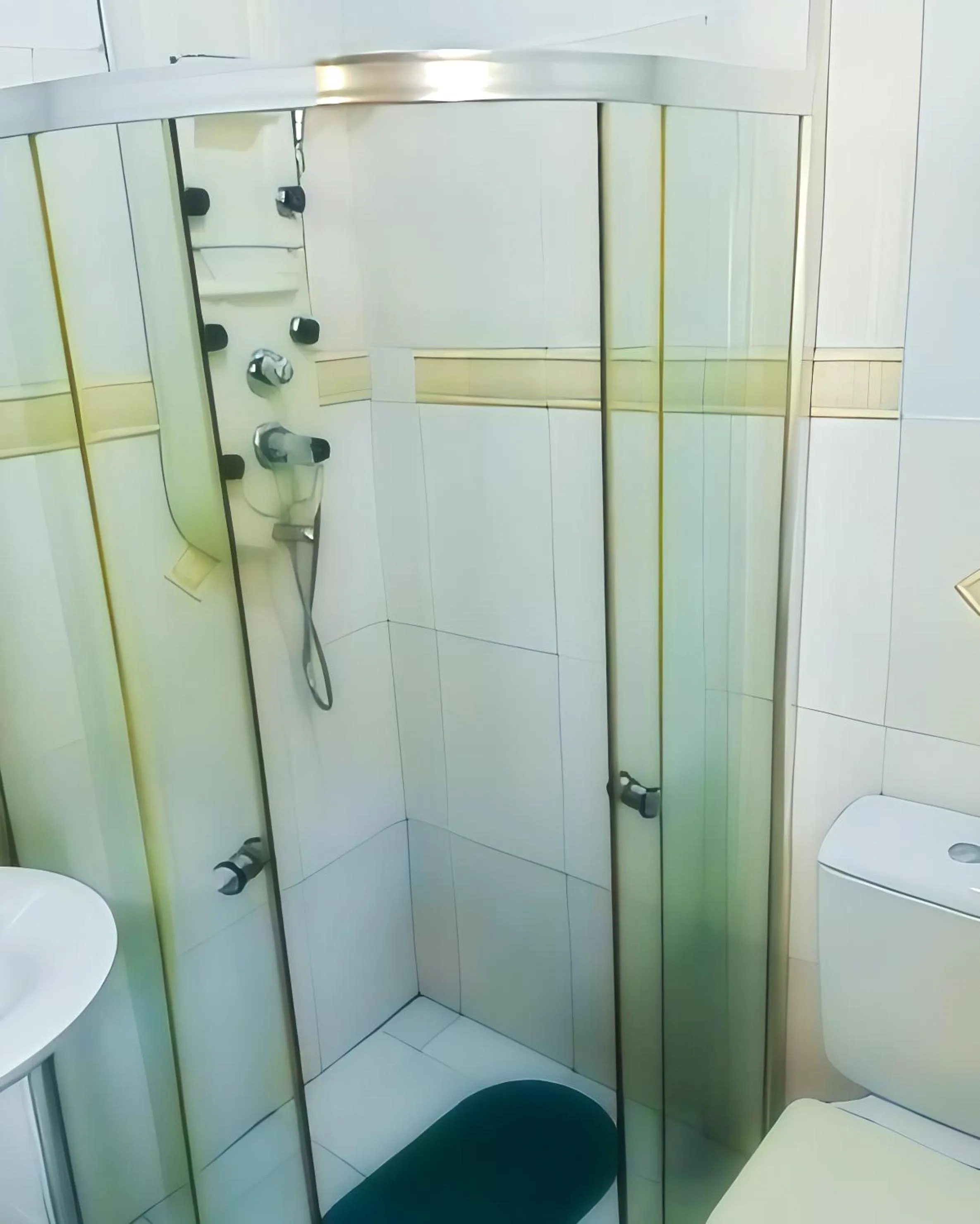 Shower in Wib Guesthouse