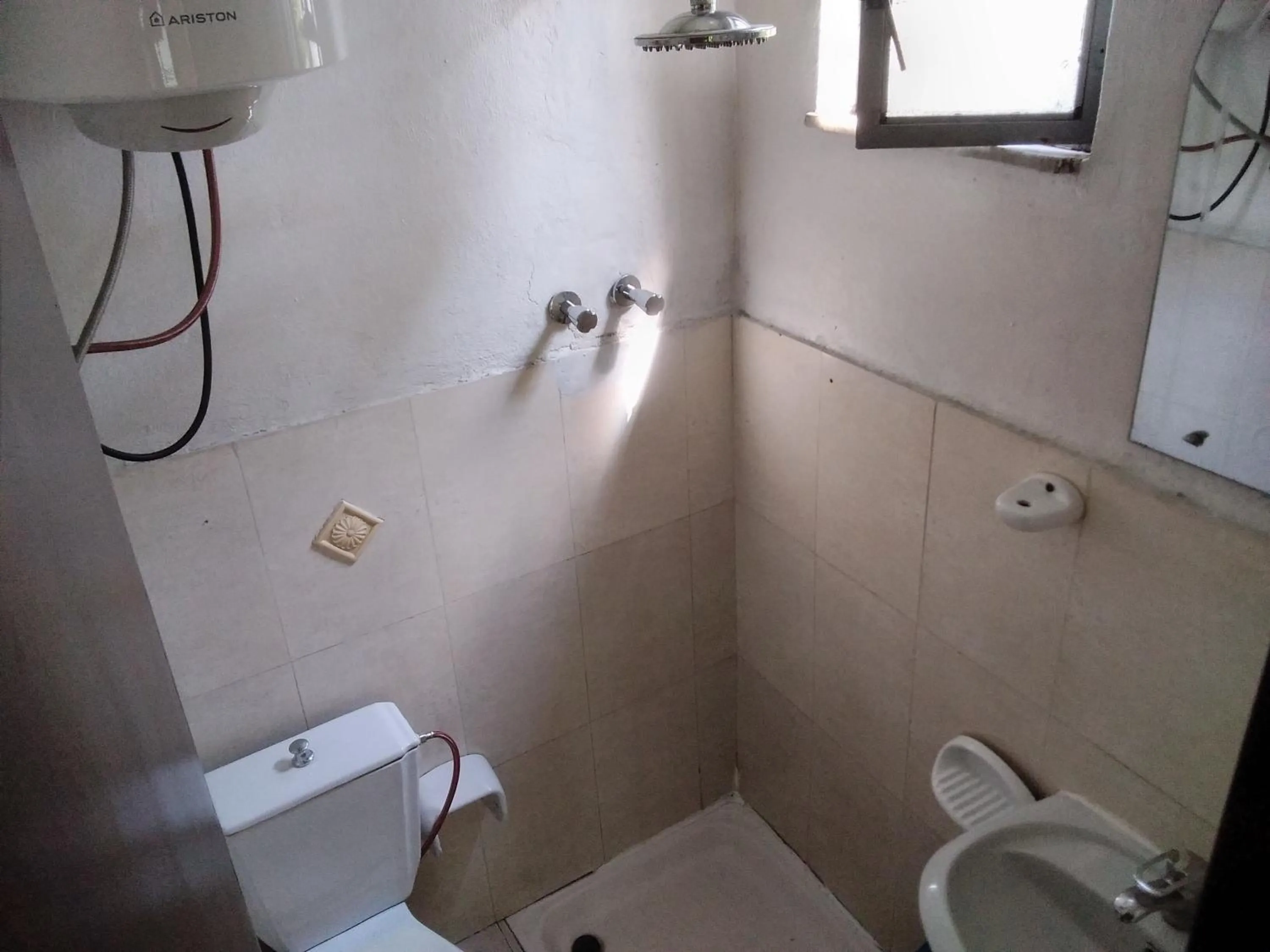 Shower in Wib Guesthouse