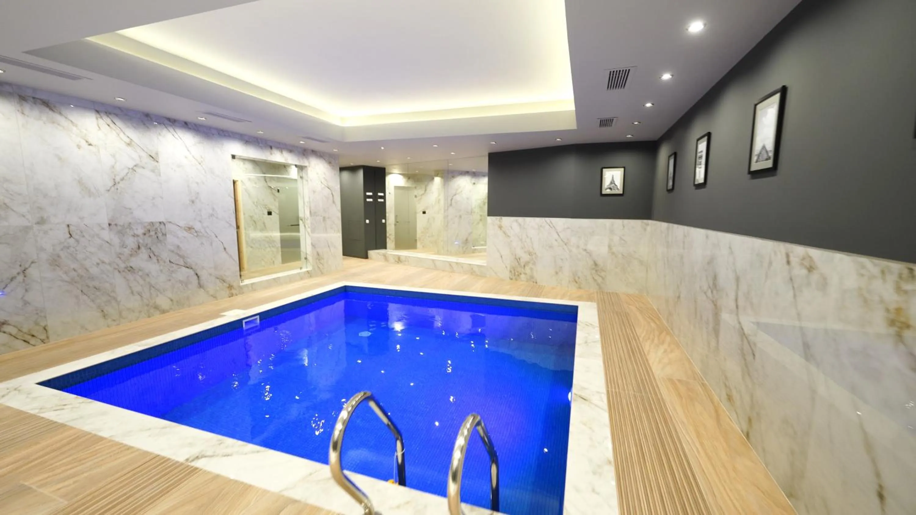 Swimming pool in Hotel Elion