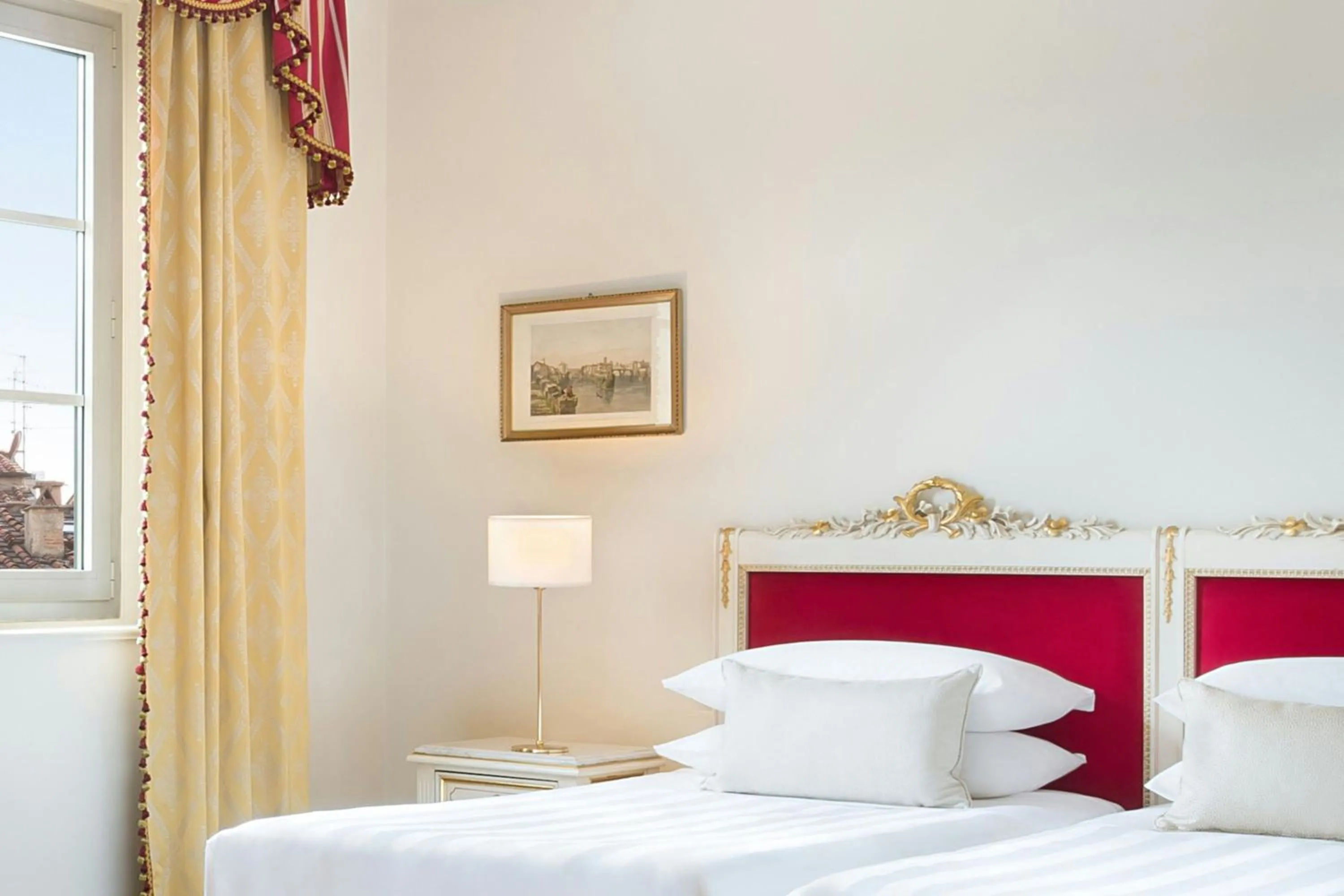 Photo of the whole room, Bed in Sina Villa Medici, Autograph Collection