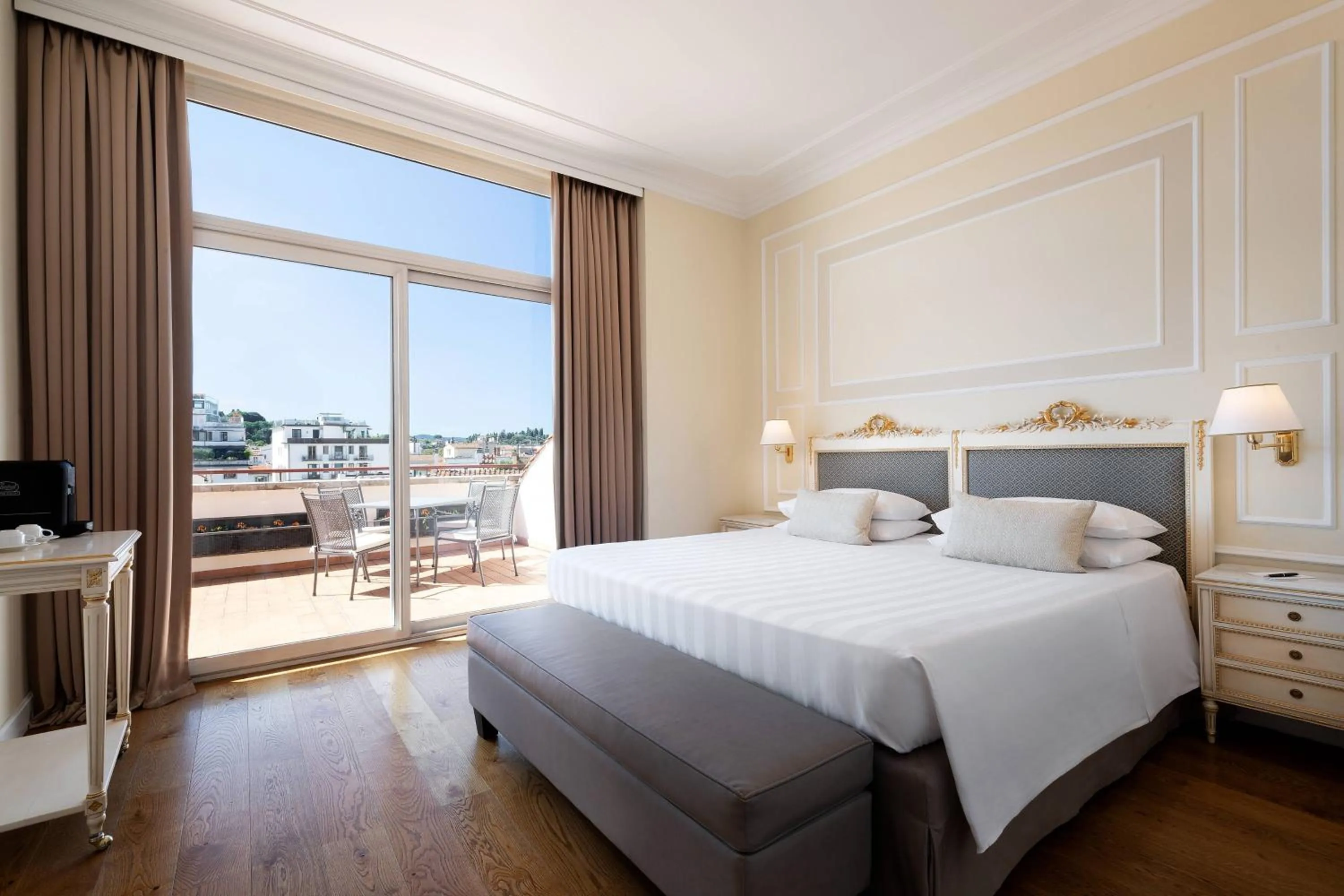 Bedroom, Bed in Sina Villa Medici, Autograph Collection