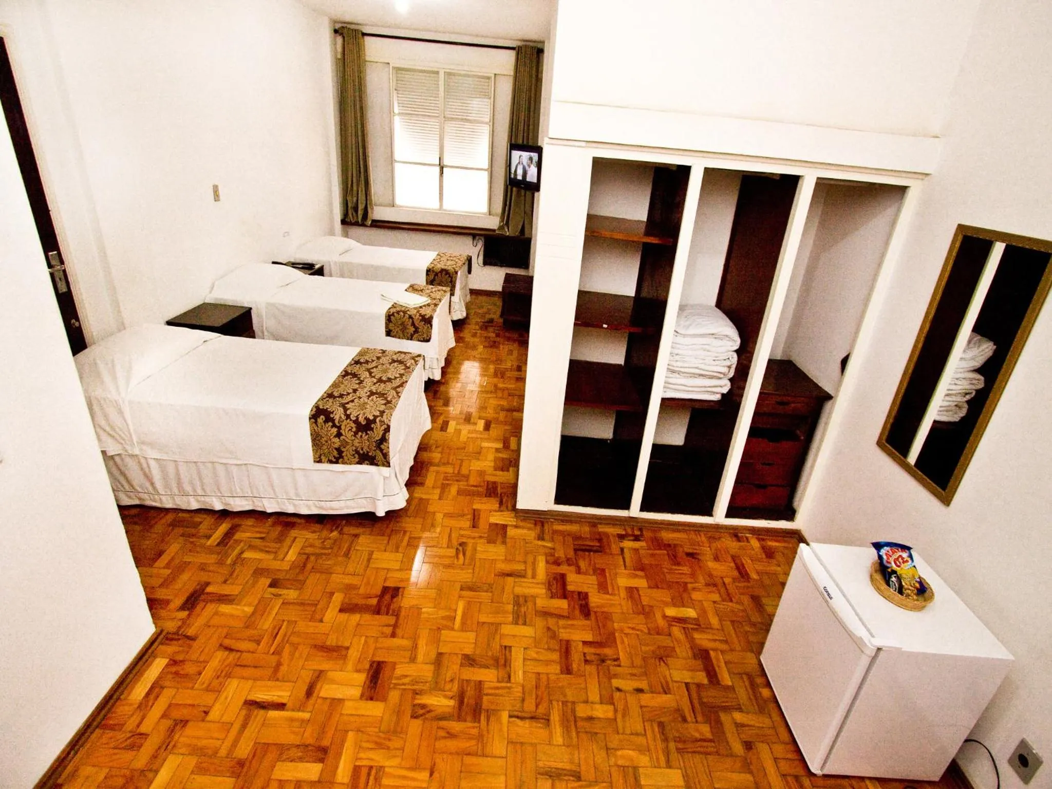 Photo of the whole room, Bed in Turrance White Hotel