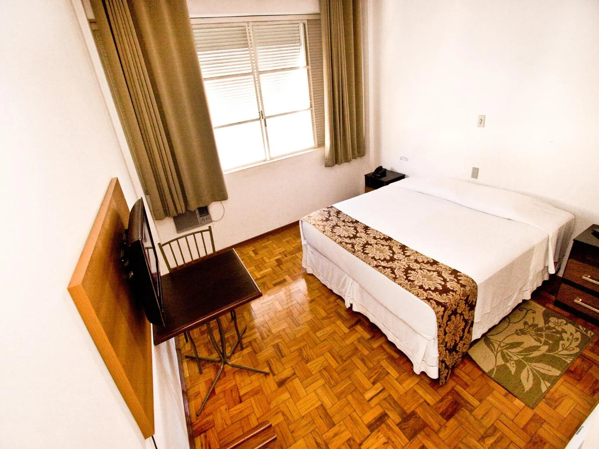 Bed in Turrance White Hotel