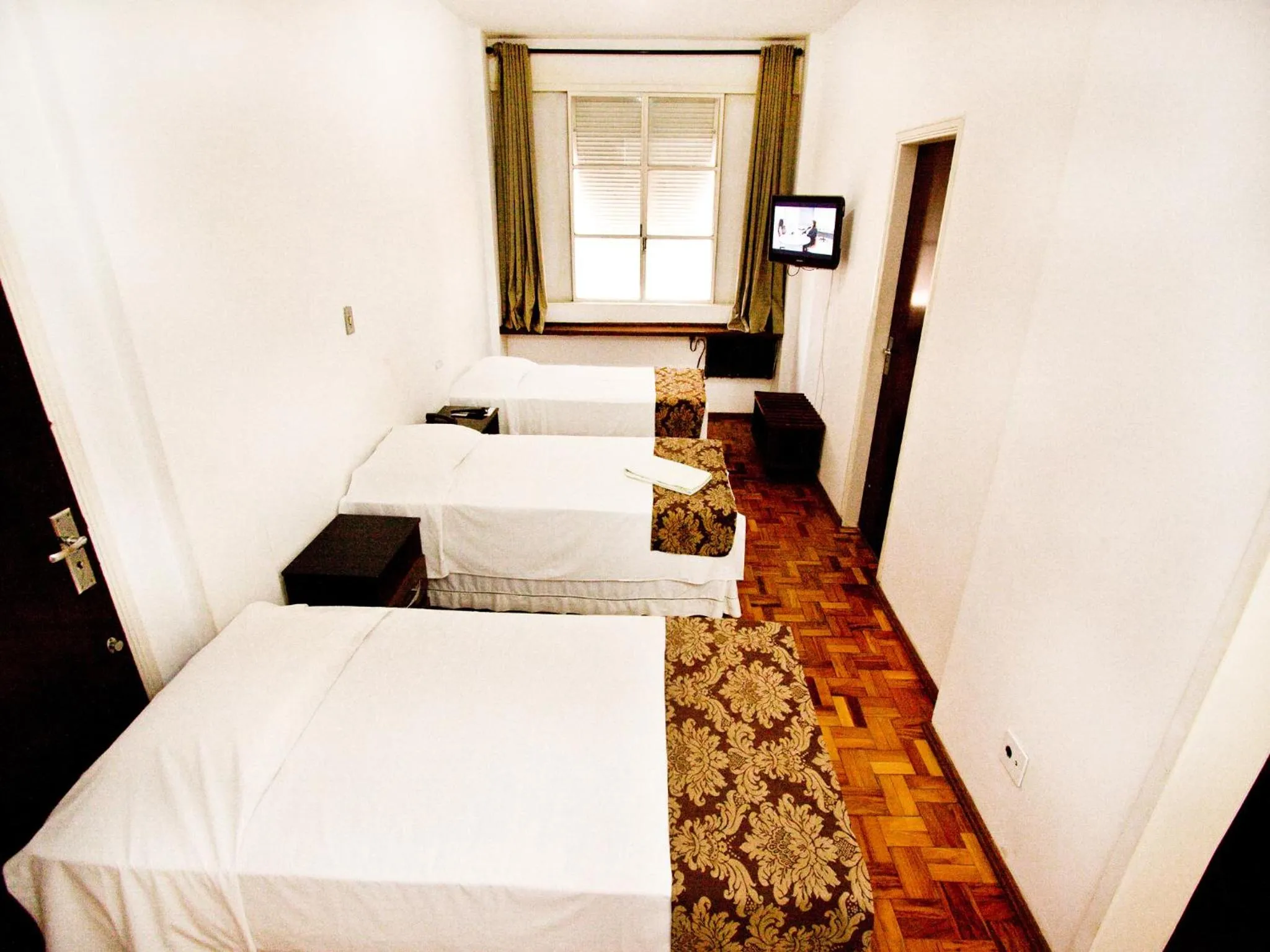 Photo of the whole room, Bed in Turrance White Hotel