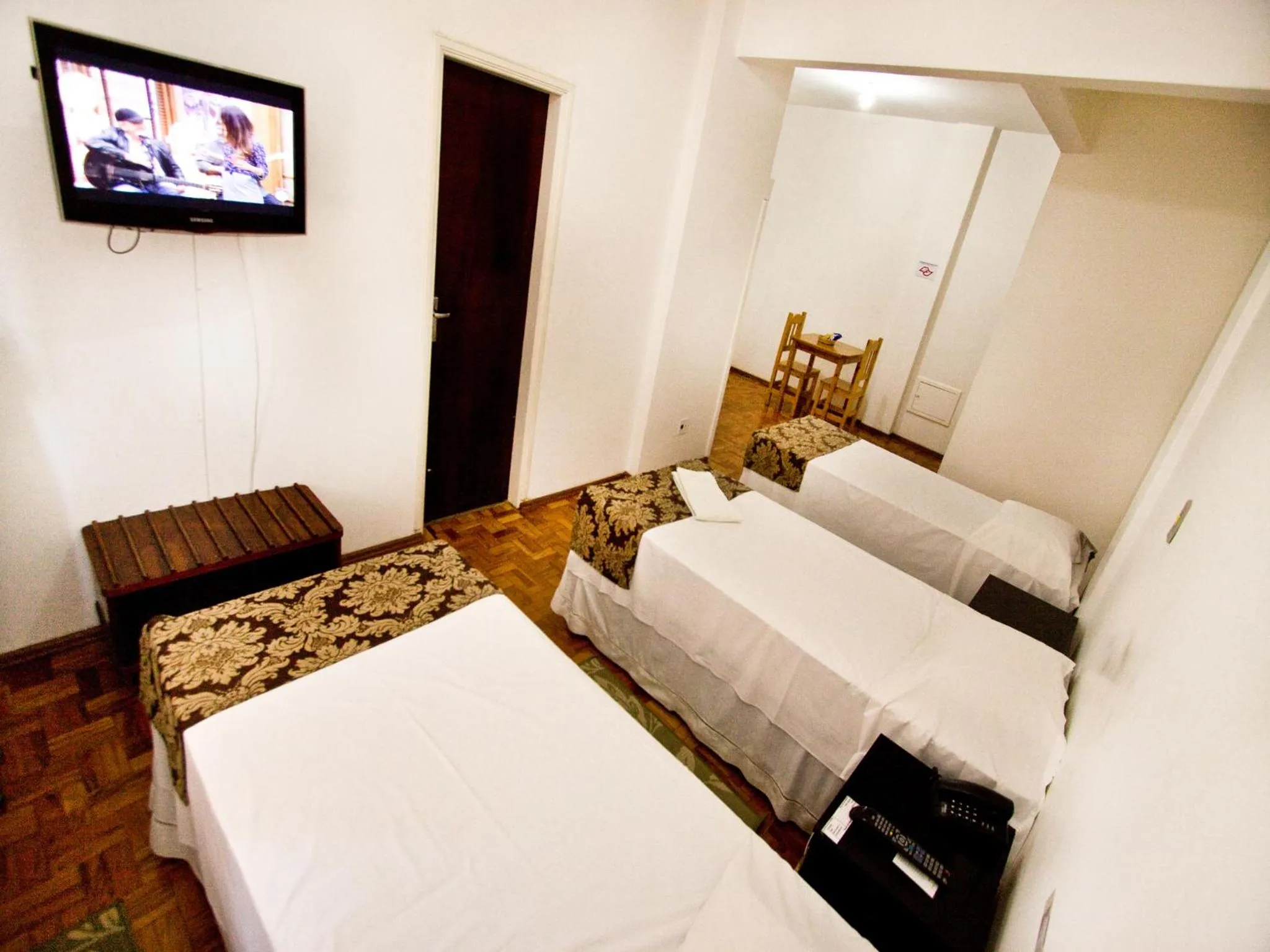 Photo of the whole room, Bed in Turrance White Hotel