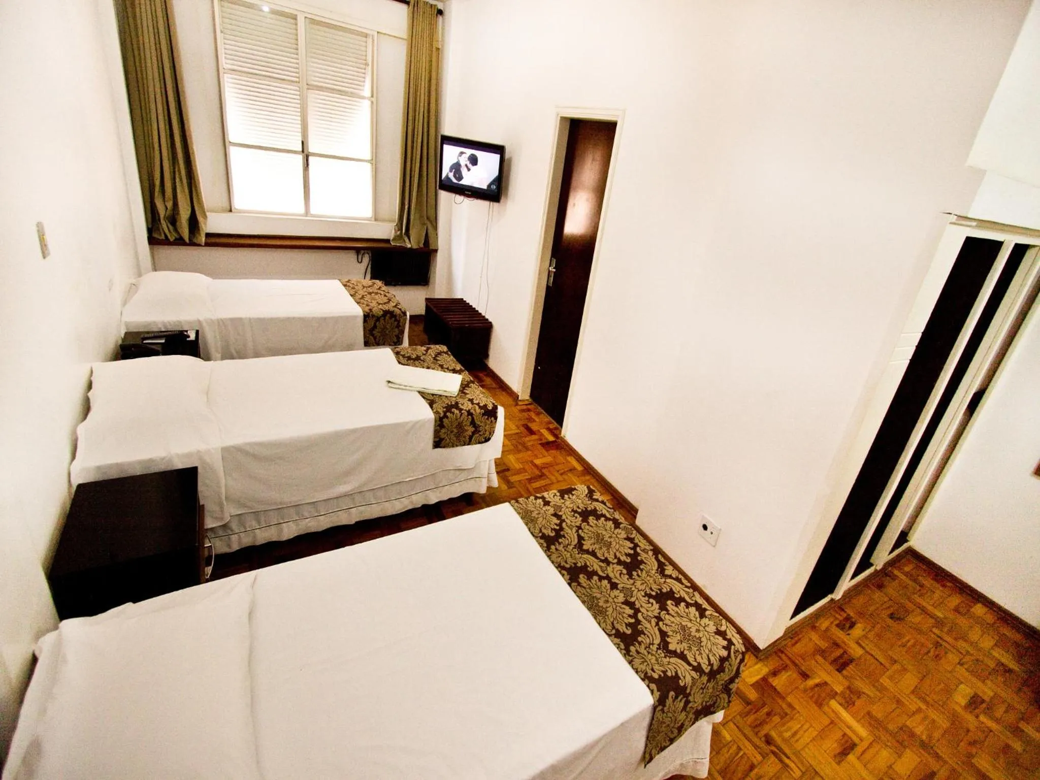 Photo of the whole room, Bed in Turrance White Hotel