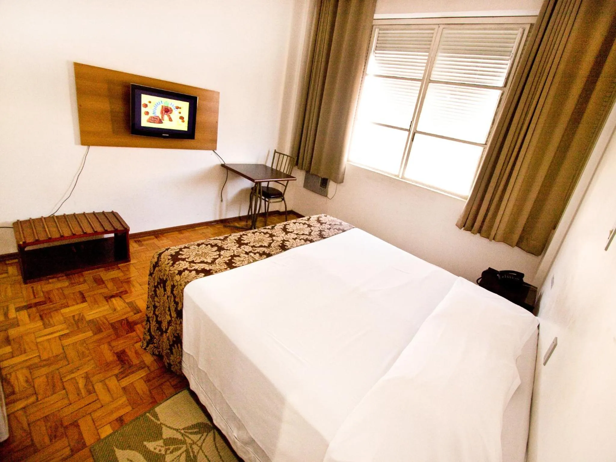 Bed in Turrance White Hotel