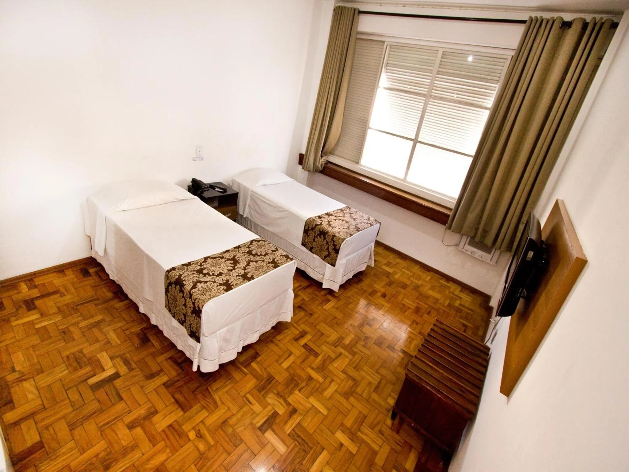 Bed in Turrance White Hotel