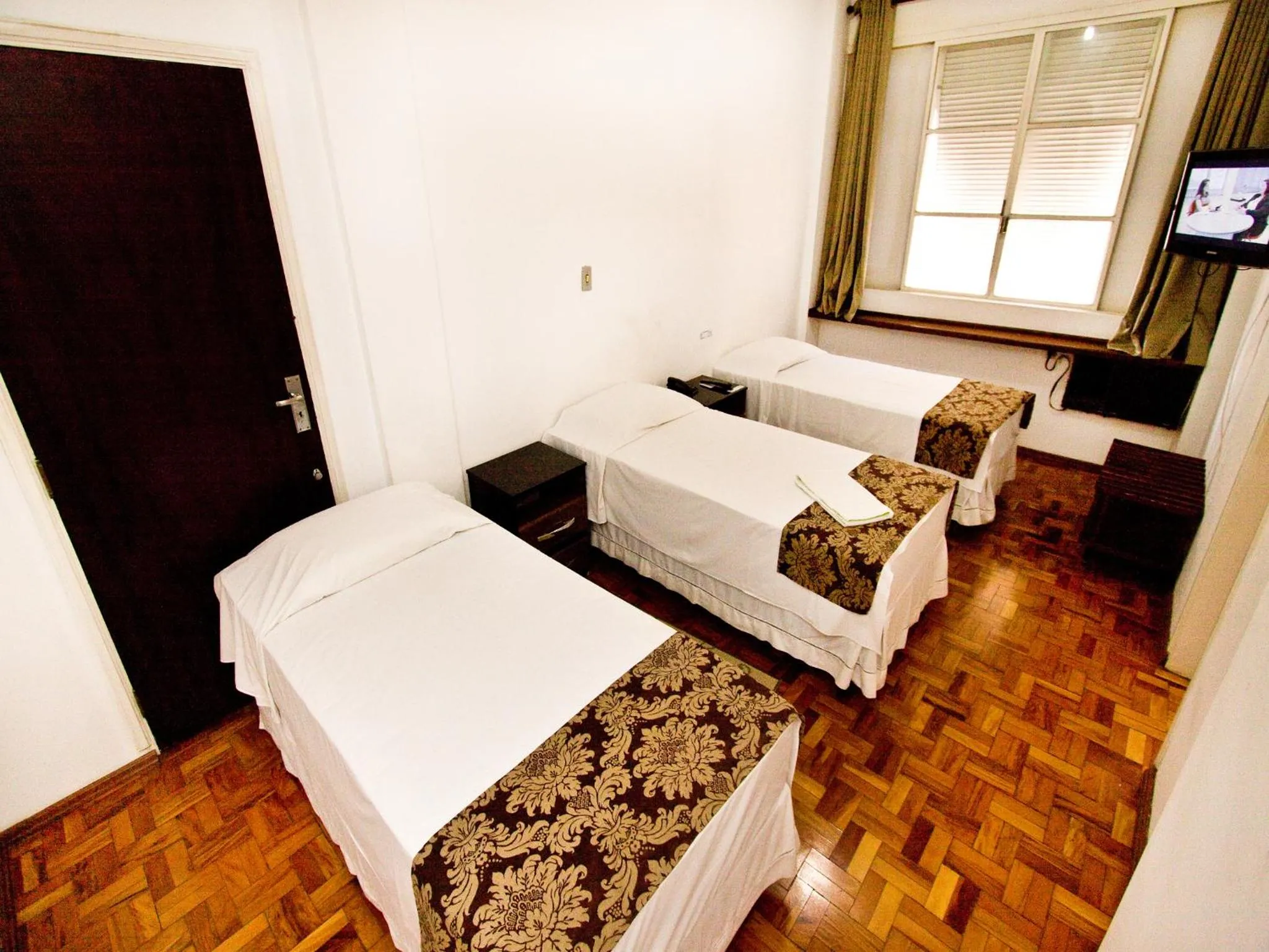 Bed in Turrance White Hotel