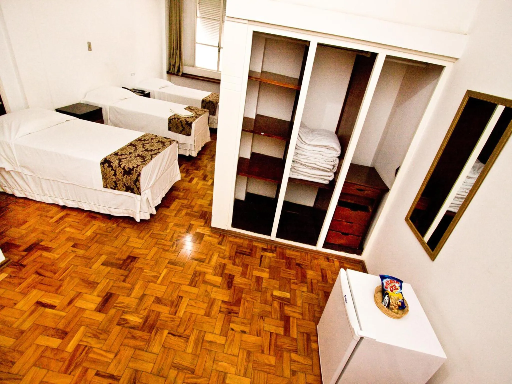 Photo of the whole room, Bed in Turrance White Hotel