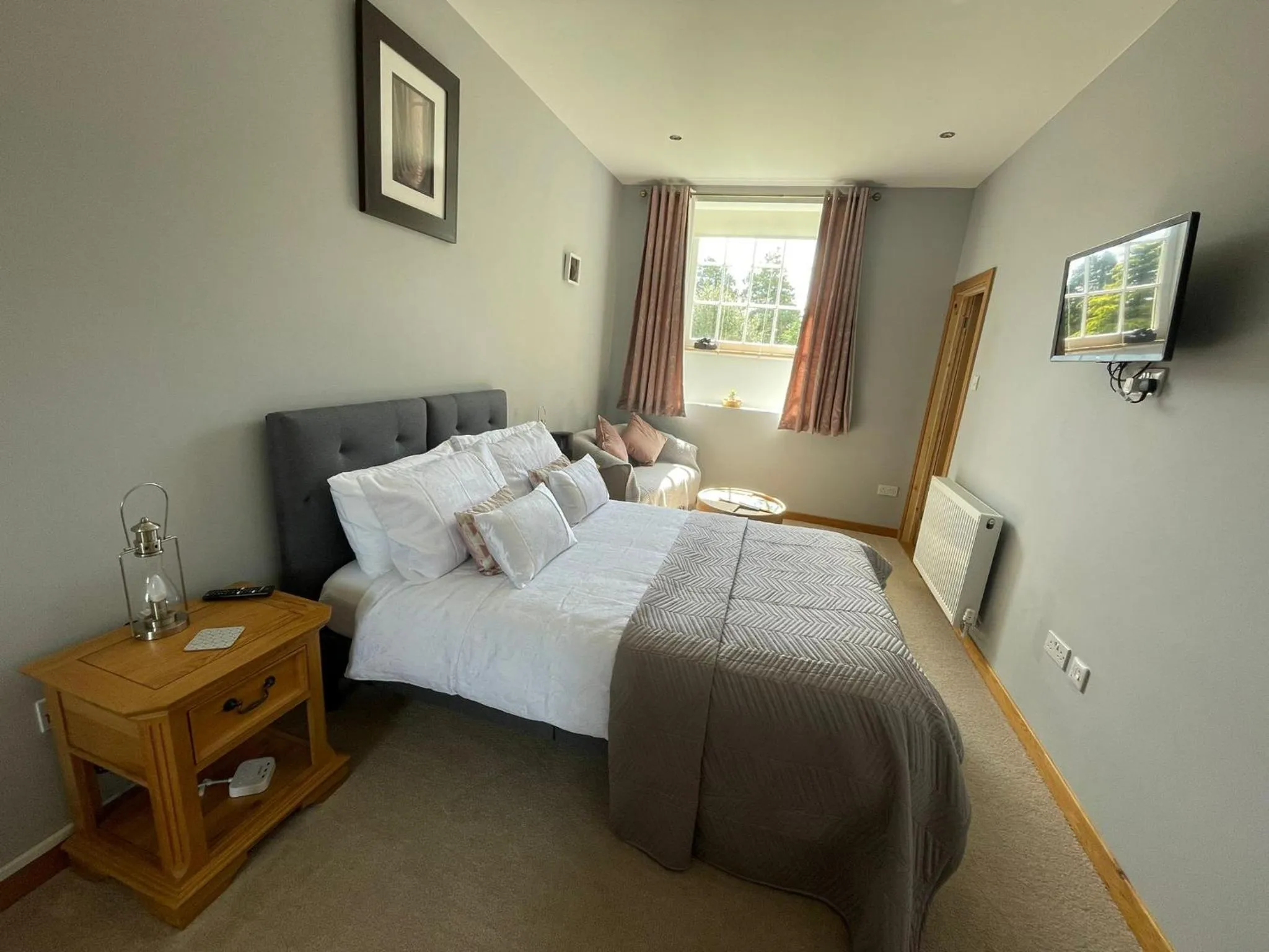 Photo of the whole room in The Auld Kirk