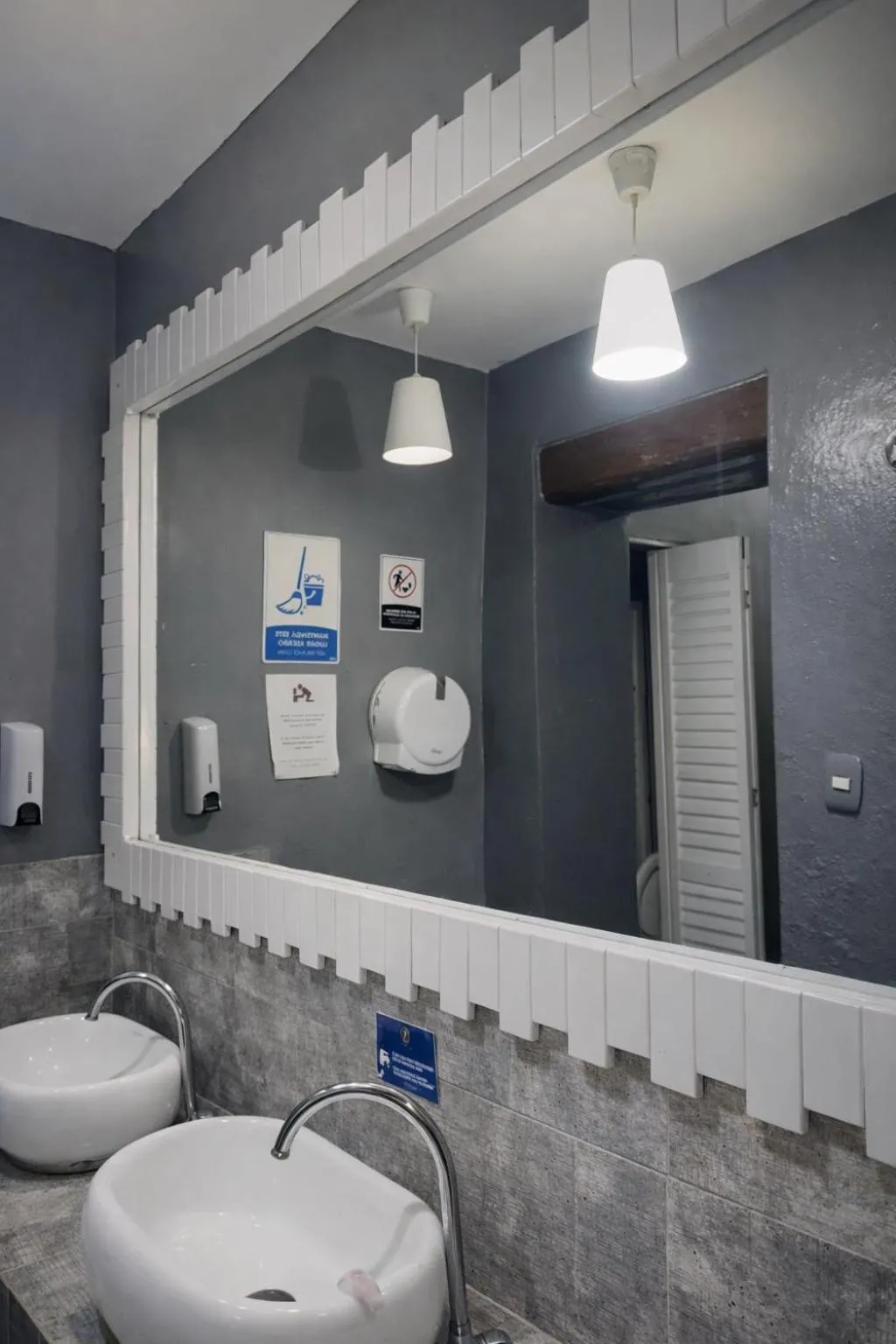 Public Bath in Seven Nights Hostel Cartagena
