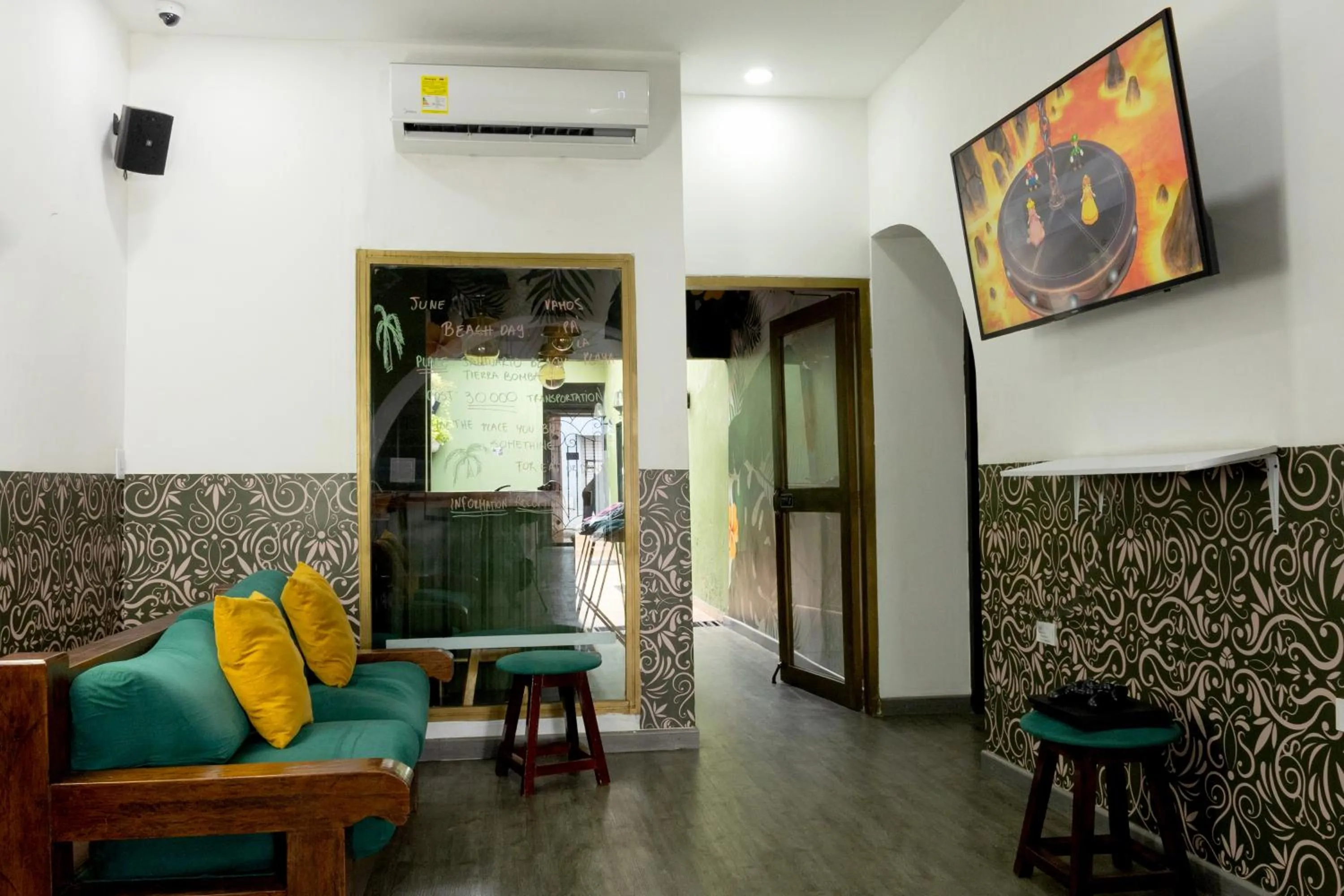 Communal lounge/ TV room in Seven Nights Hostel Cartagena
