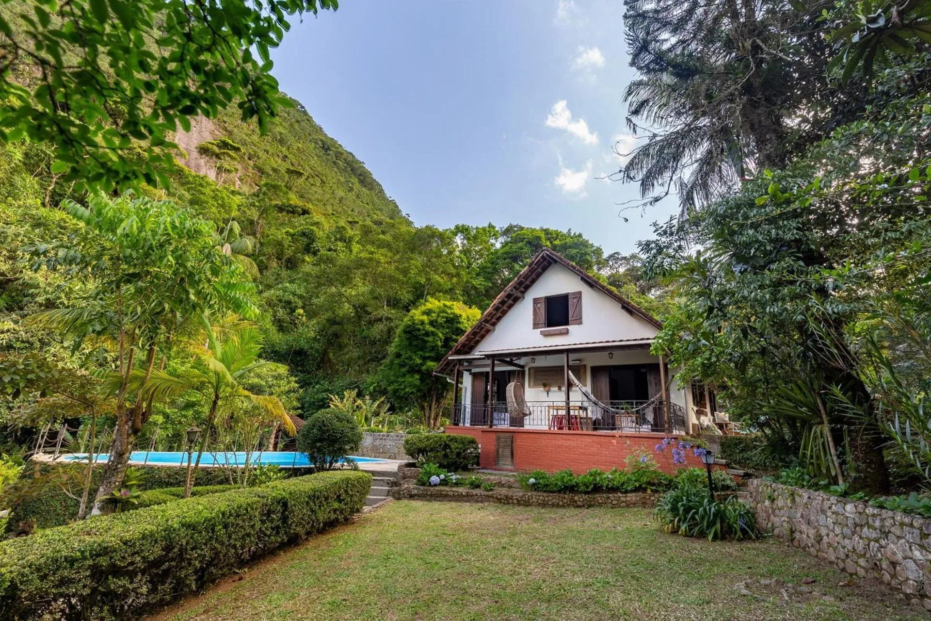 CurtaTere fireplace pool pet friendly garden