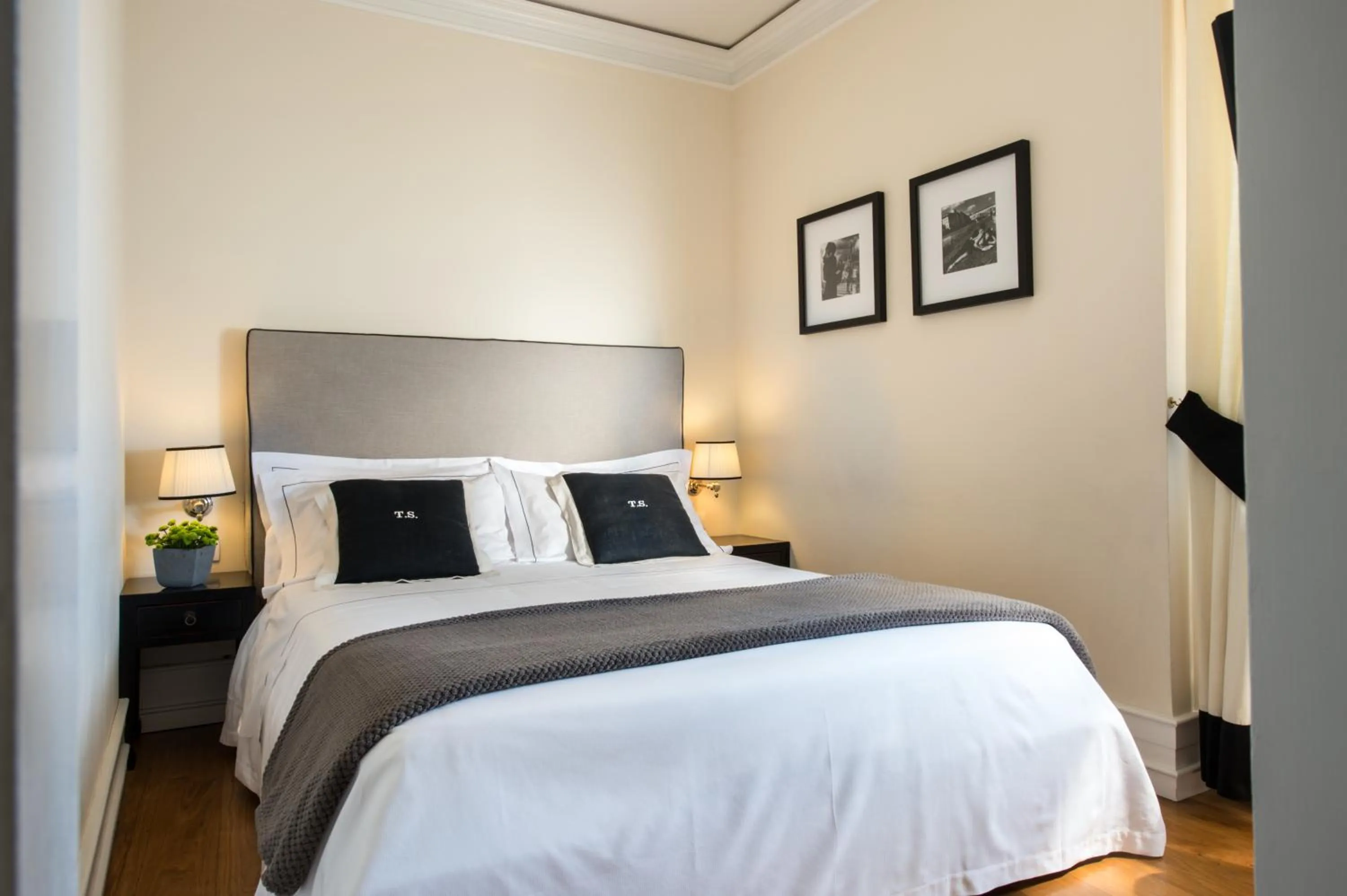 Bed in Tornabuoni Suites Collection Residenza D'Epoca