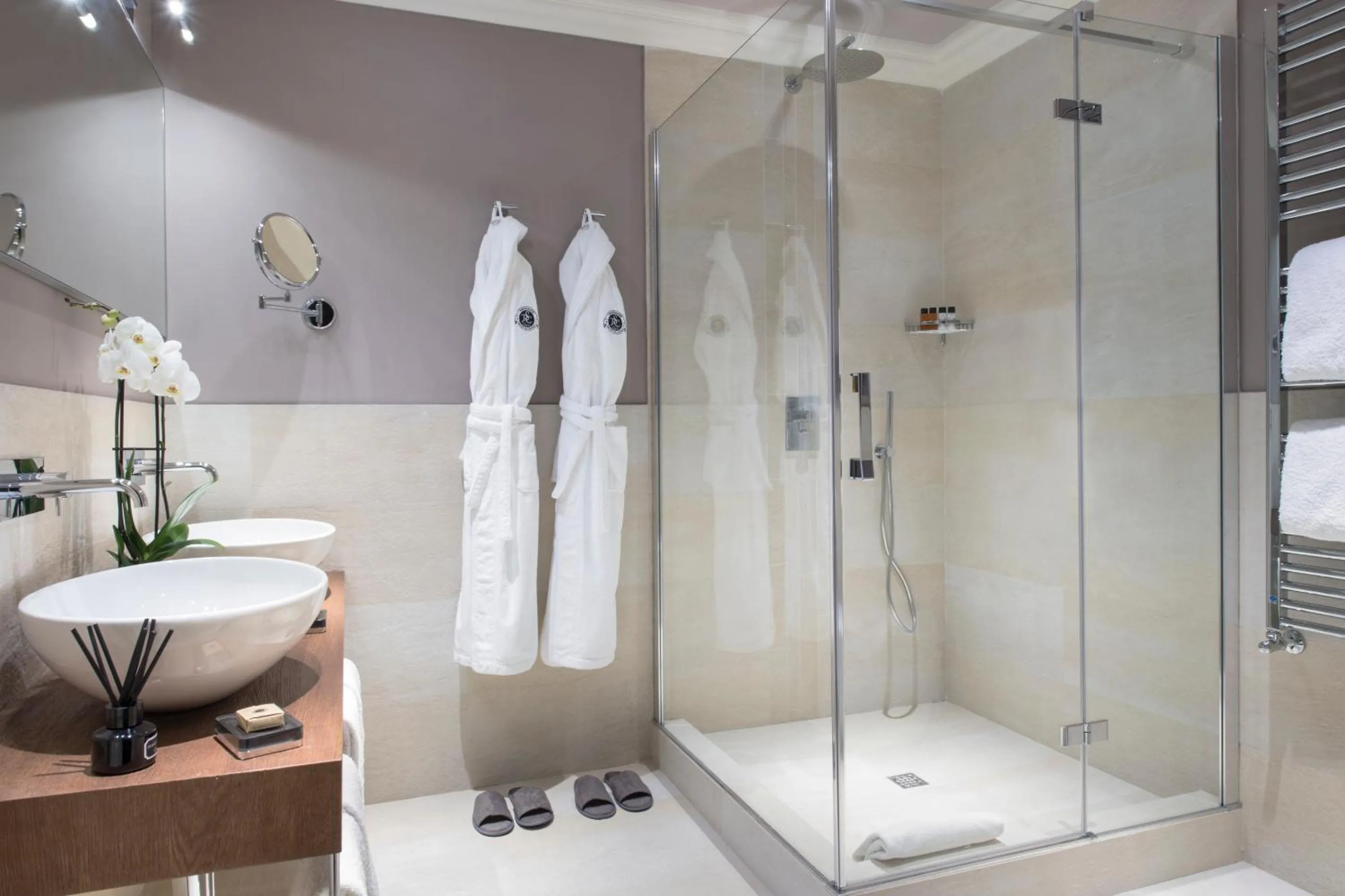 Shower in Tornabuoni Suites Collection Residenza D'Epoca
