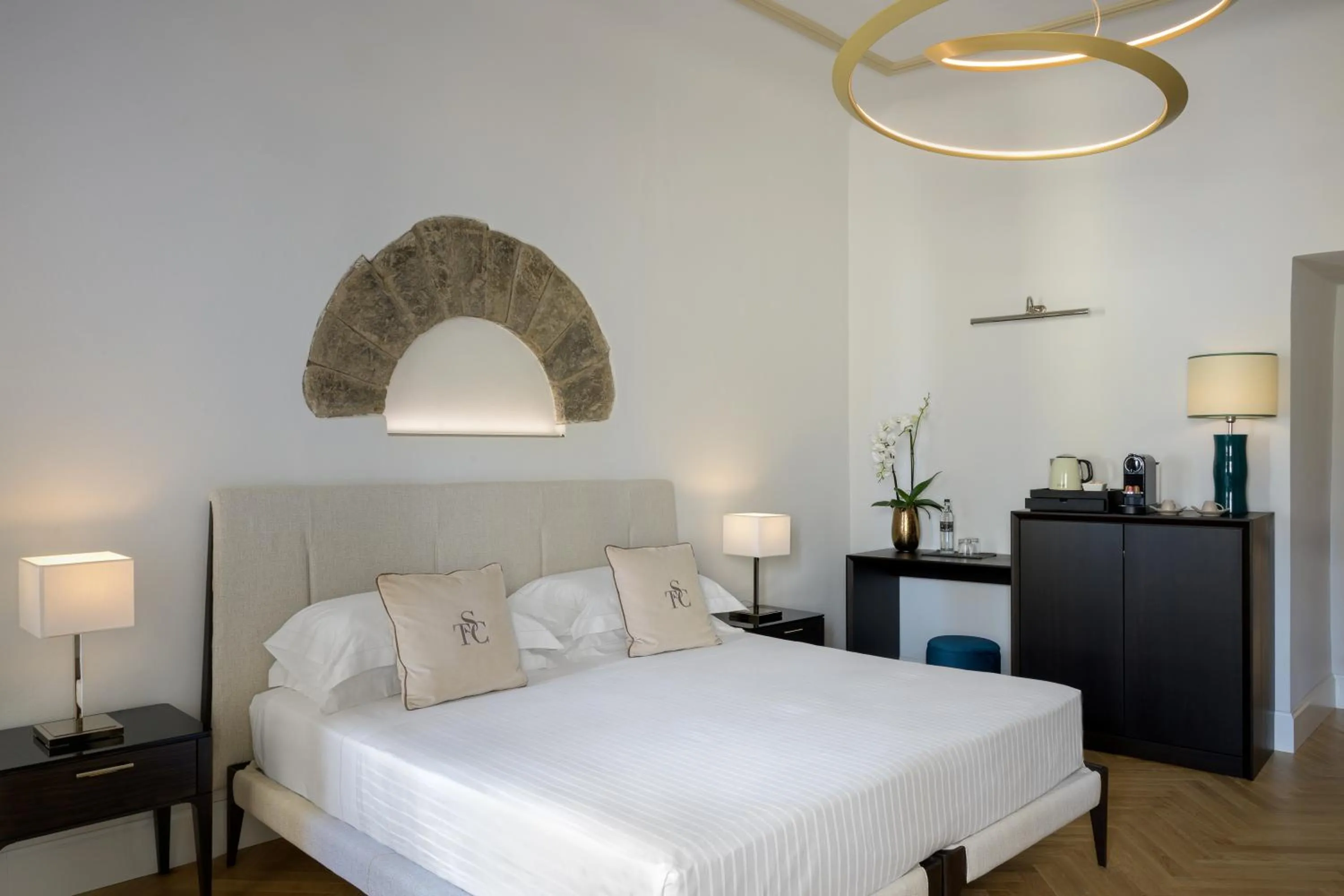 Bed in Tornabuoni Suites Collection Residenza D'Epoca